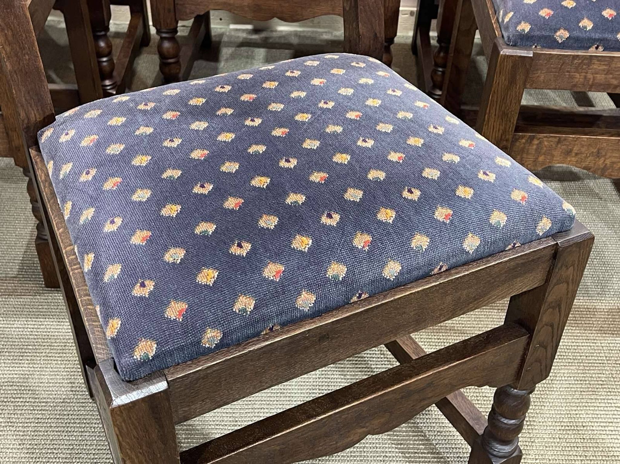 Suite de 6 chaises anglaises 19ème en chêne