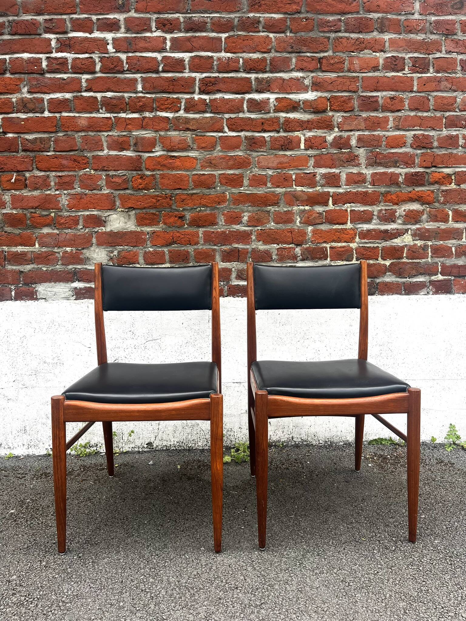 Set of 2 vintage Scandinavian chairs in wood and black faux leather.