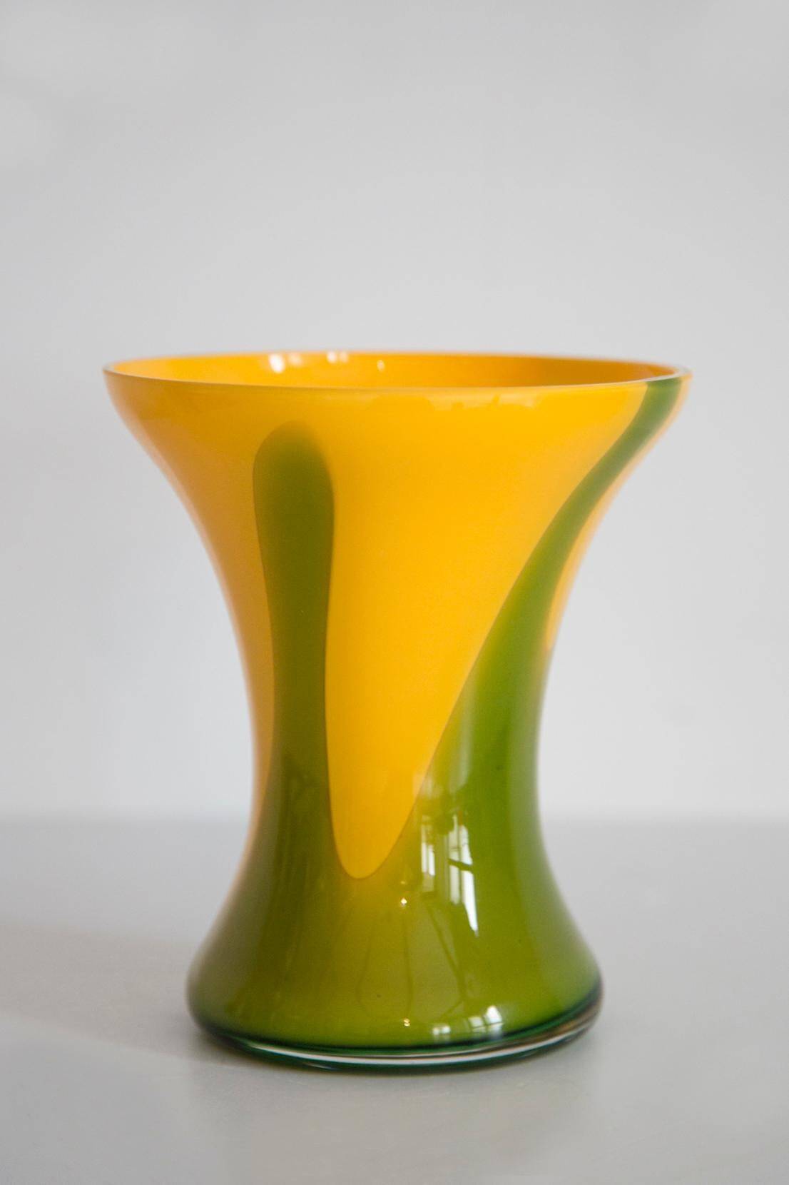 Vase artistique vert et jaune fait main, milieu du XXe siècle, Europe, 1960