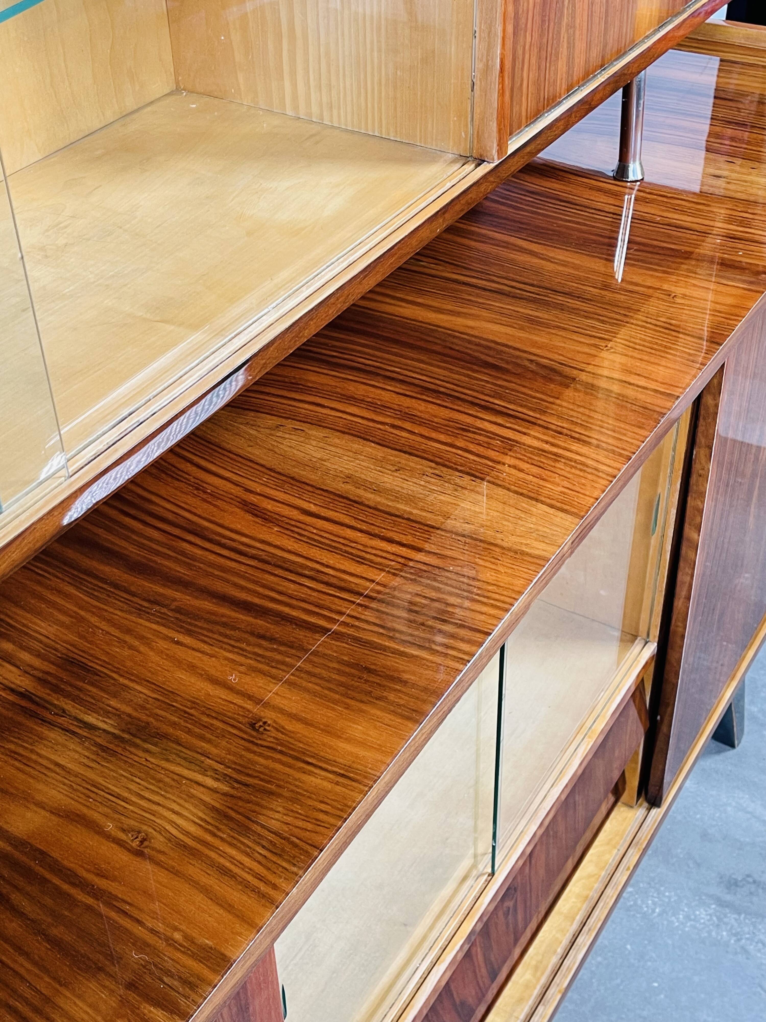 buffet vintage avec un élément supplémentaire