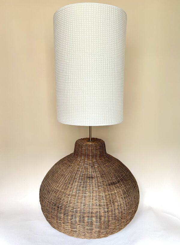 Lampe XXL en rotin tressé et abat-jour en nid d'abeille
