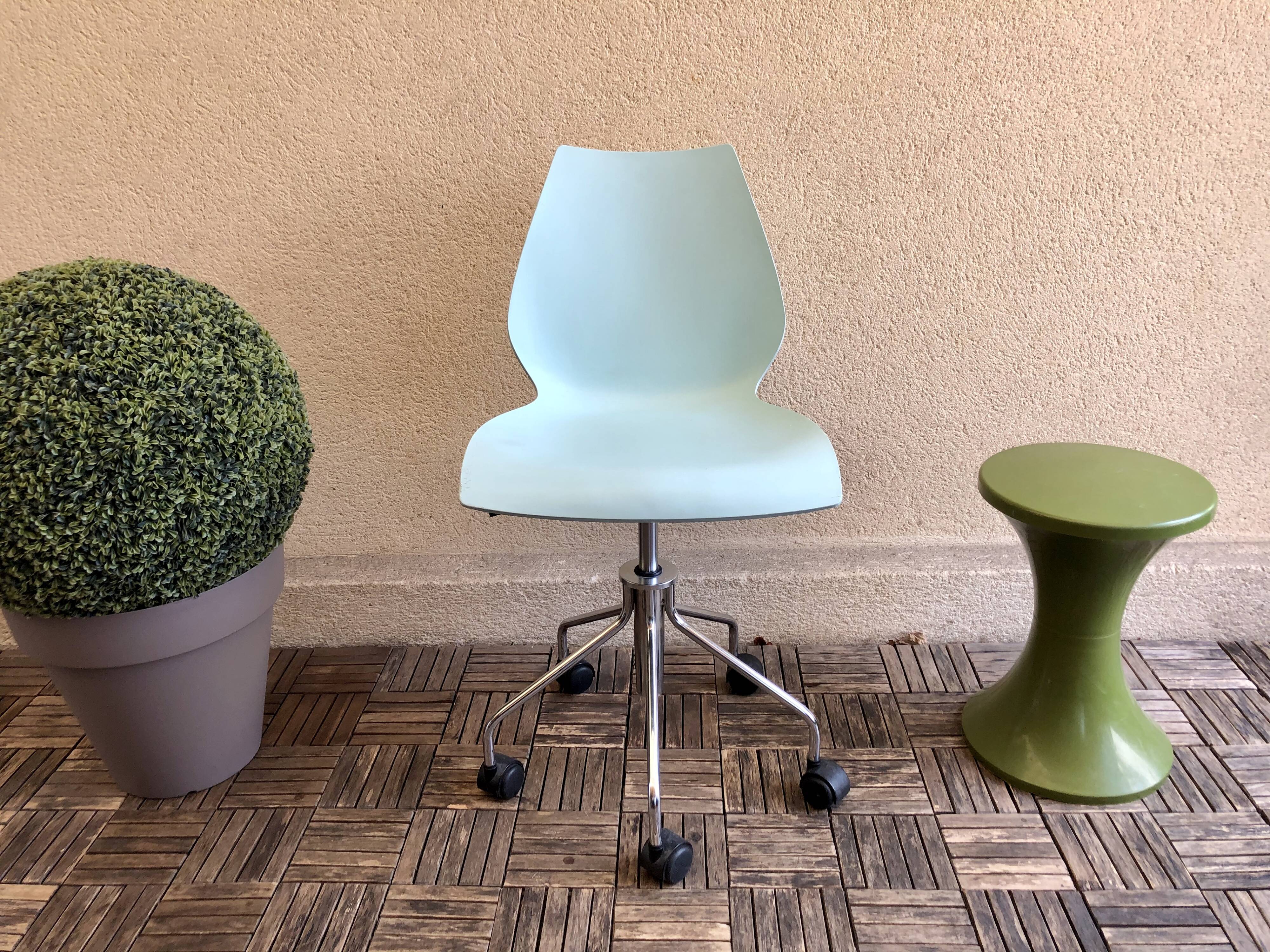 Mauï Kartell office chair design Vico Magistretti swivel wheel