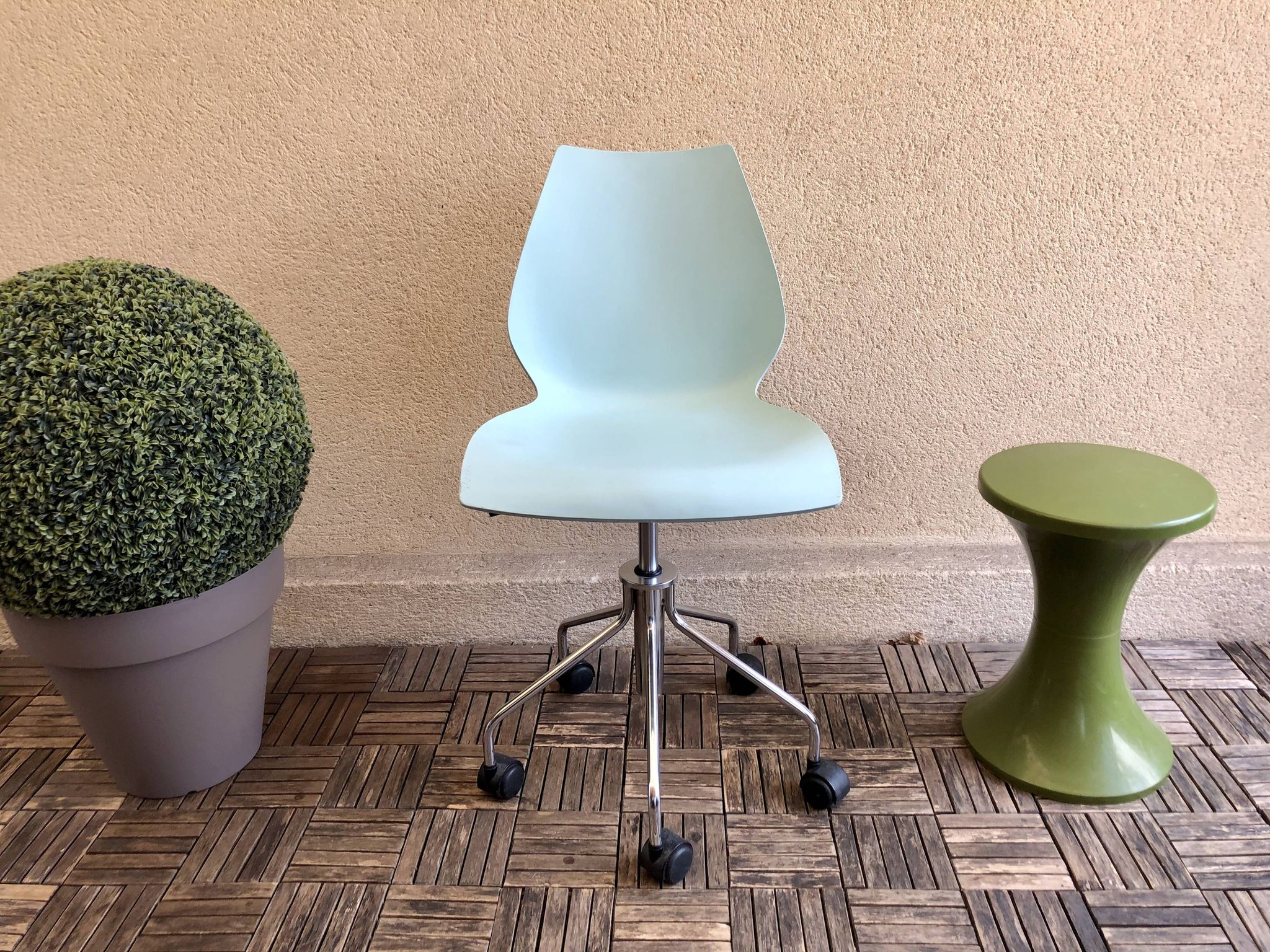 Mauï Kartell office chair design Vico Magistretti swivel wheel