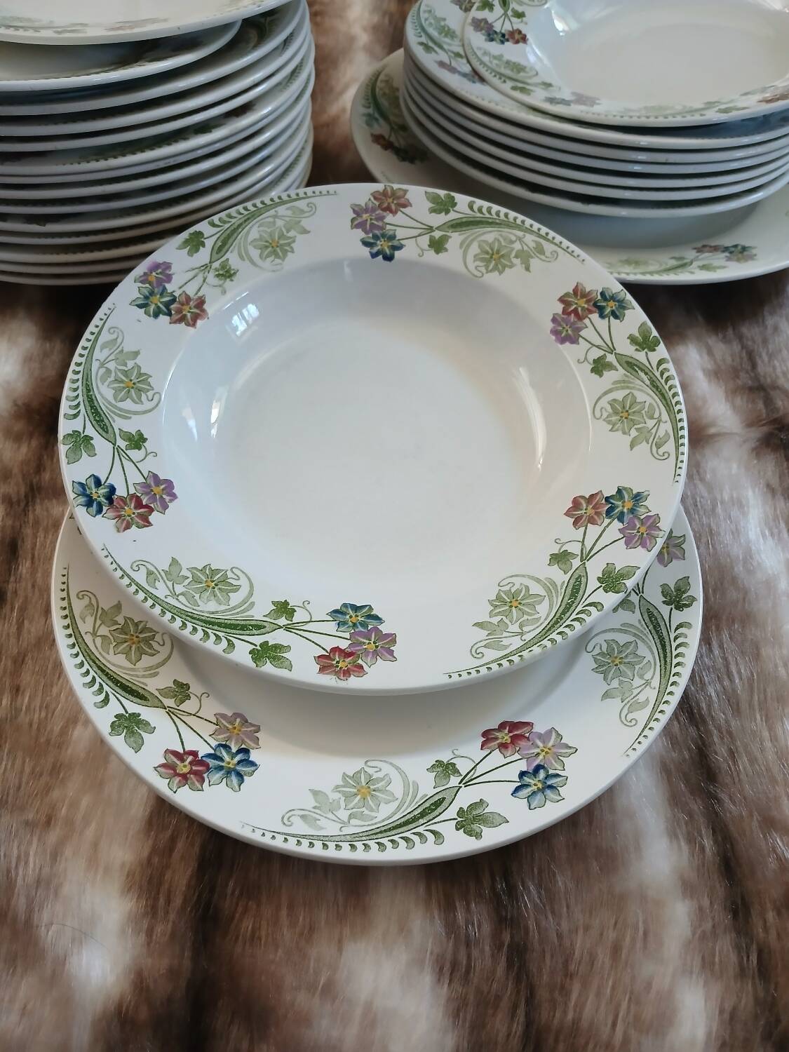 23 assiettes + plat anciens U&C Sarreguemines