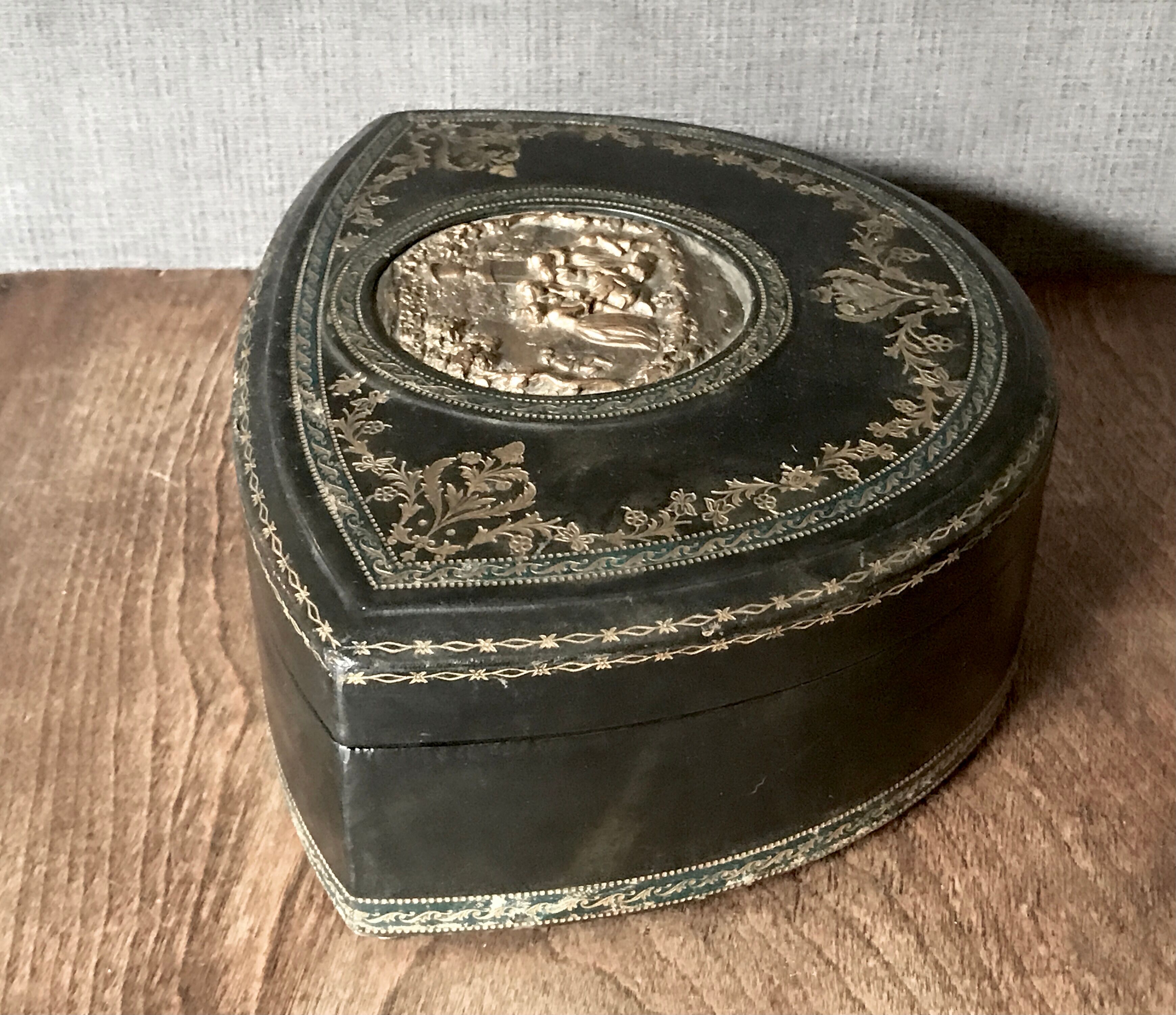 Old large leather jewelry box with a central medallion, XIX century, Napoleon III