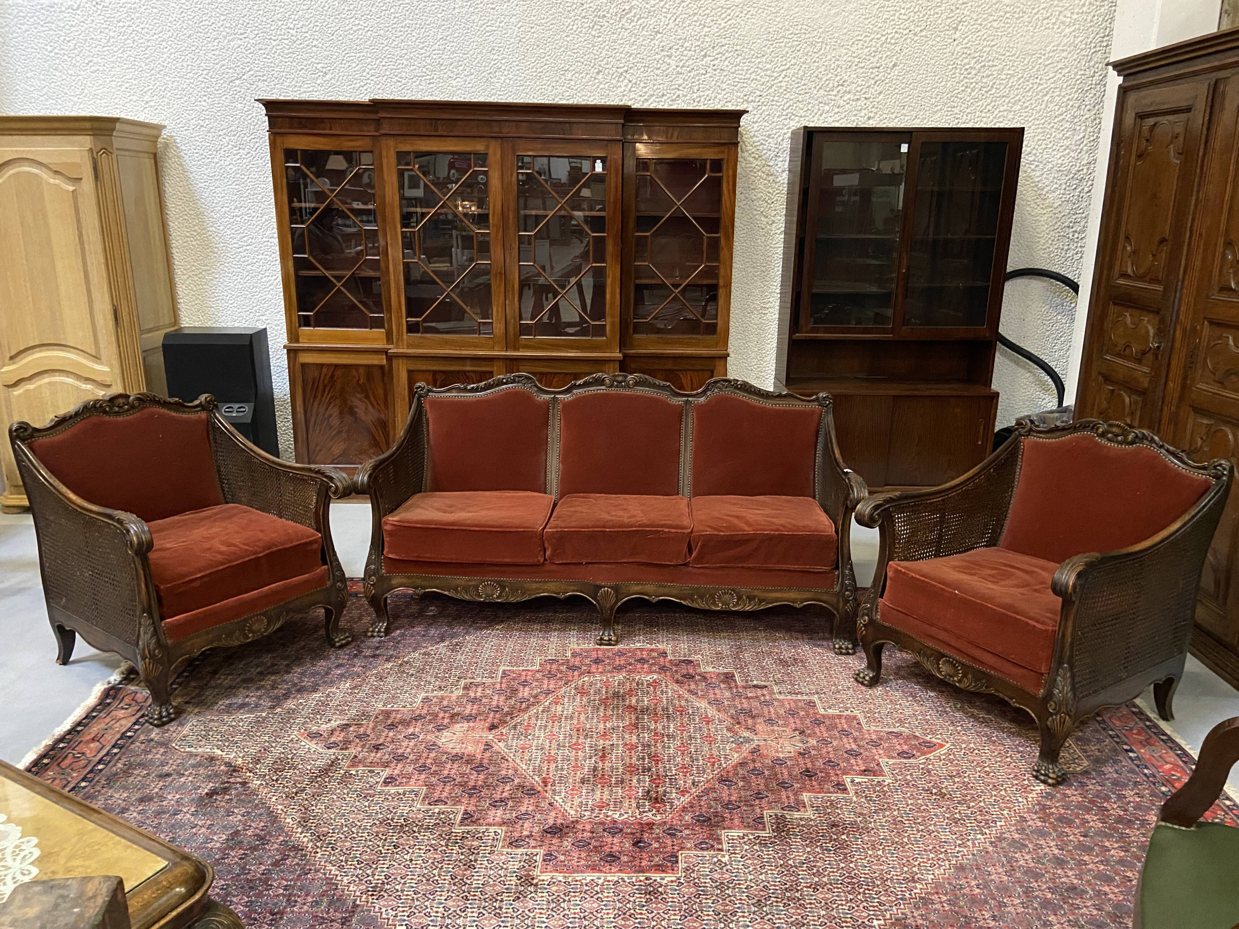 Salon baroque en velours bordeaux et bois