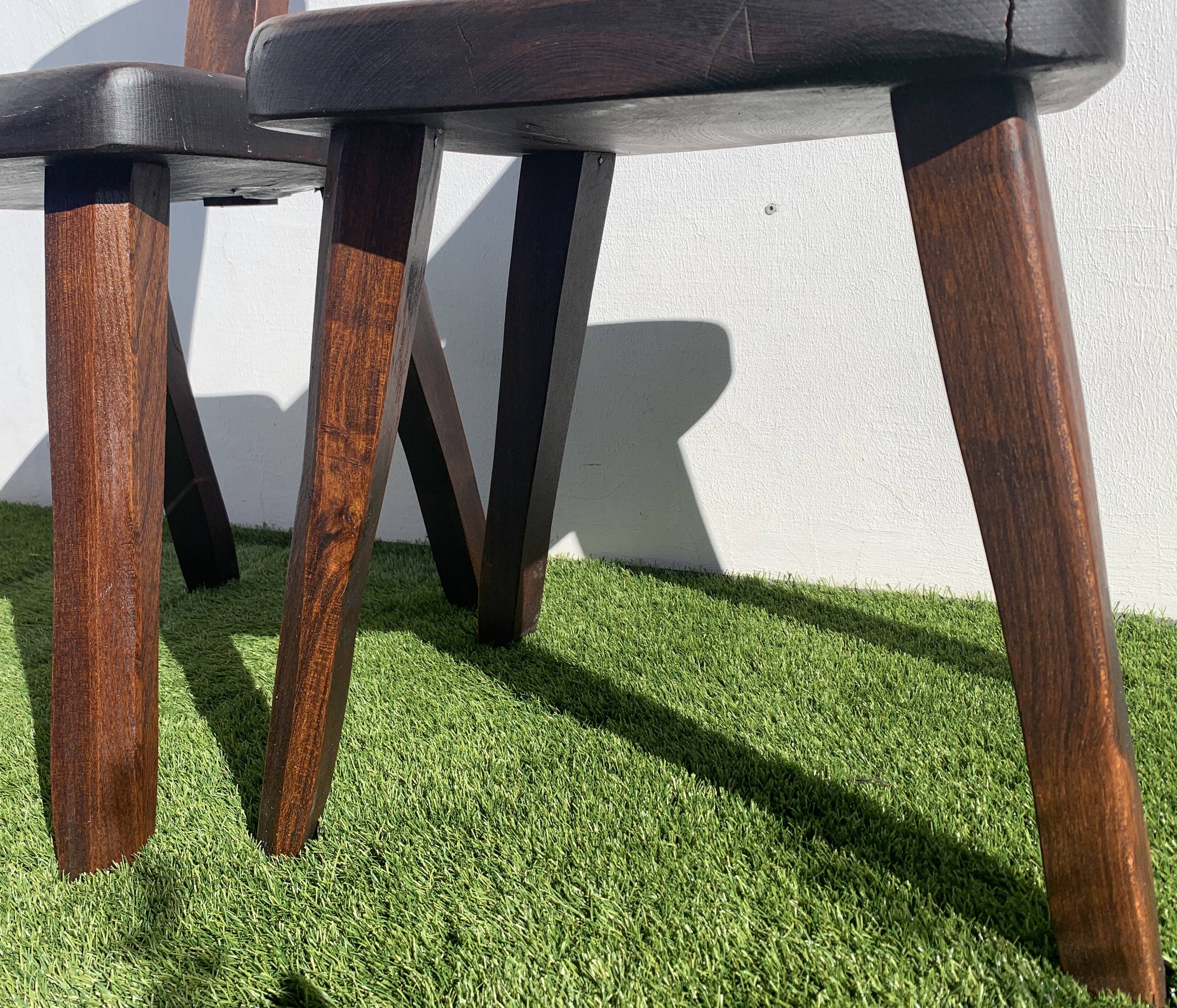 Pair of brutalist T-shaped chairs, solid Aranjou elm, design Olavi Hanninen, 1970