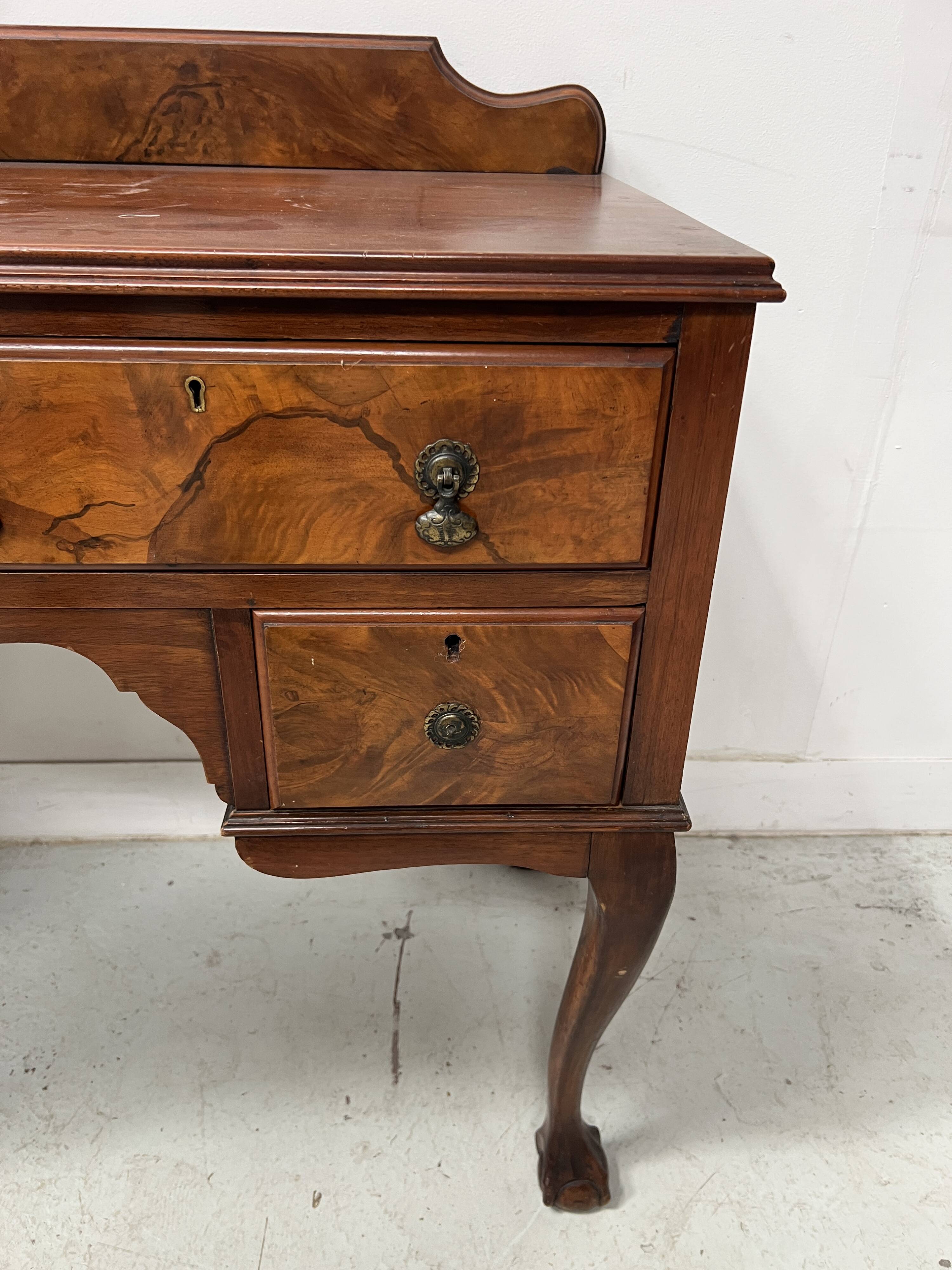 Bureau plat Regency en acajou et placage XIX siècle