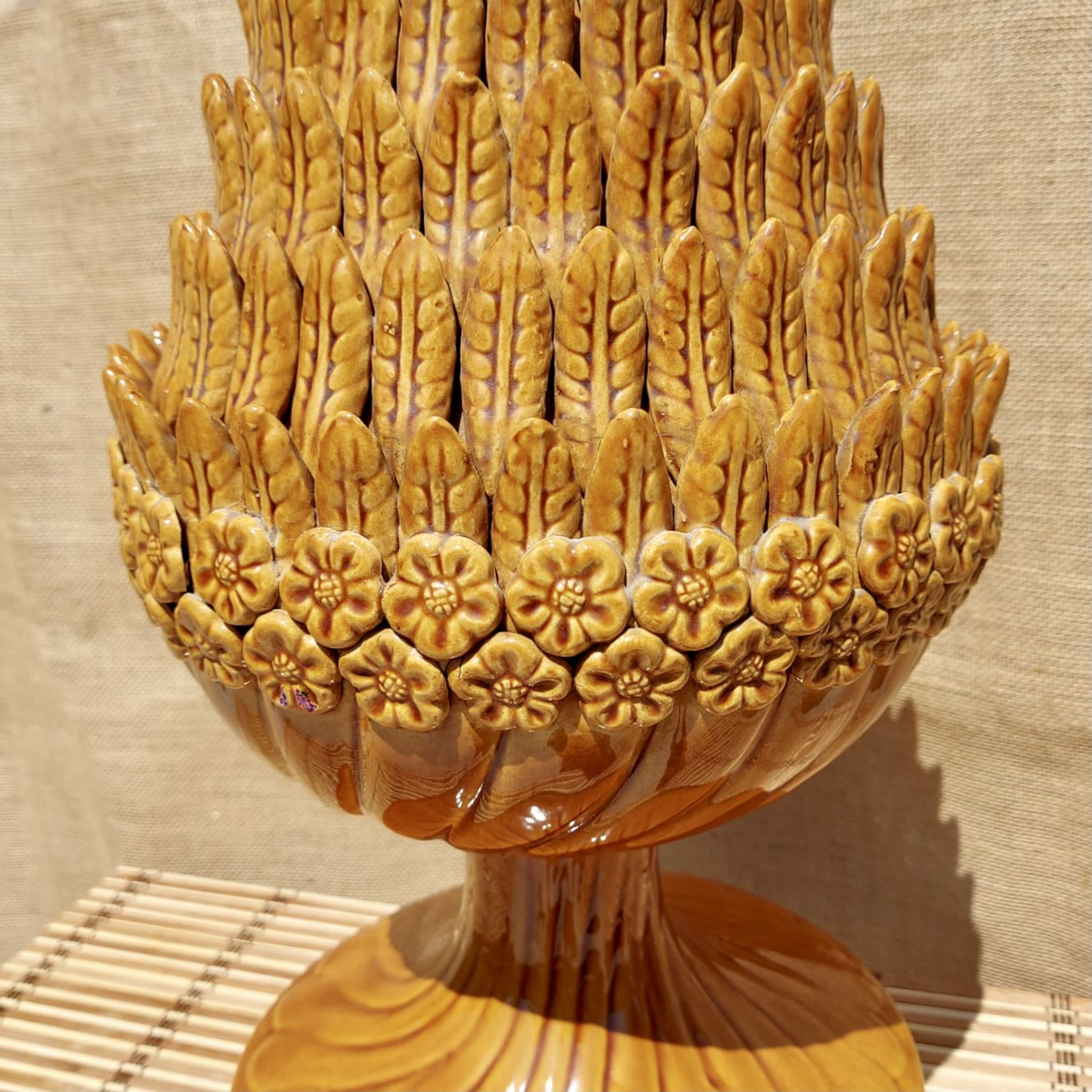 Lampe vintage en céramique émaillée ocre, décor végétal et floral