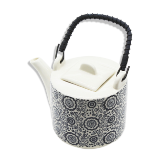 Ceramic teapot flowers
