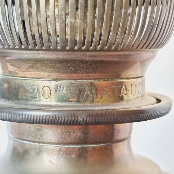 Lampe à huile électrifiée en bronze et faïence de Gien peinte à la main