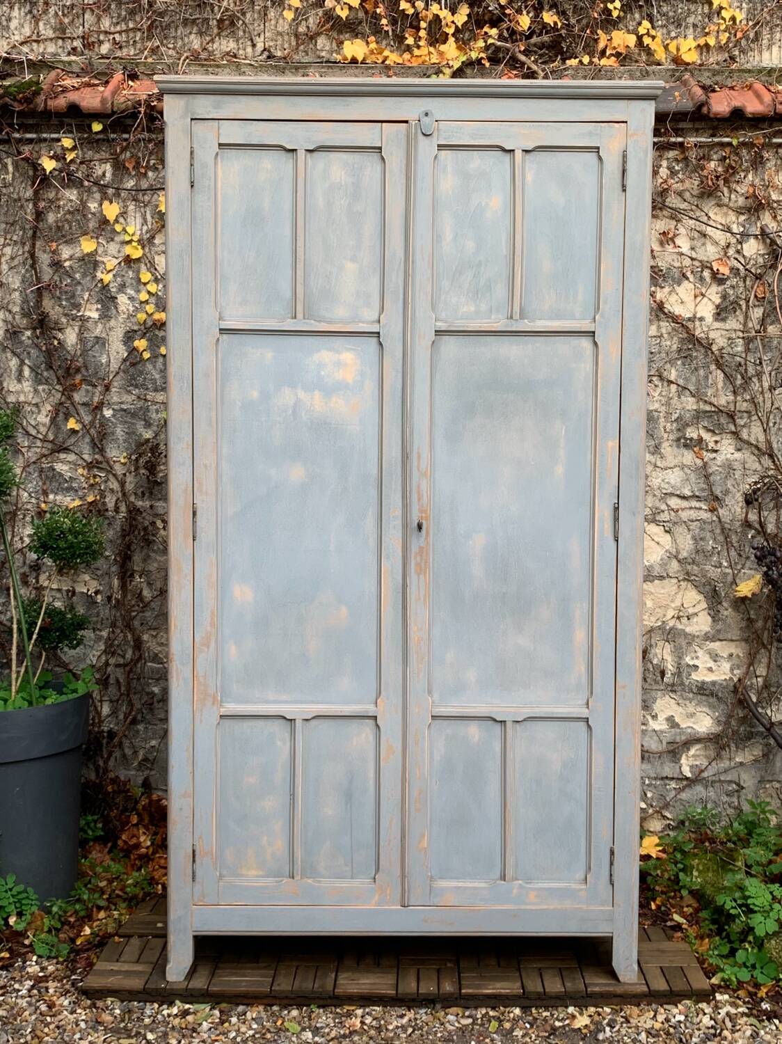 Armoire parisienne ancienne Luterma patine grise bleutée