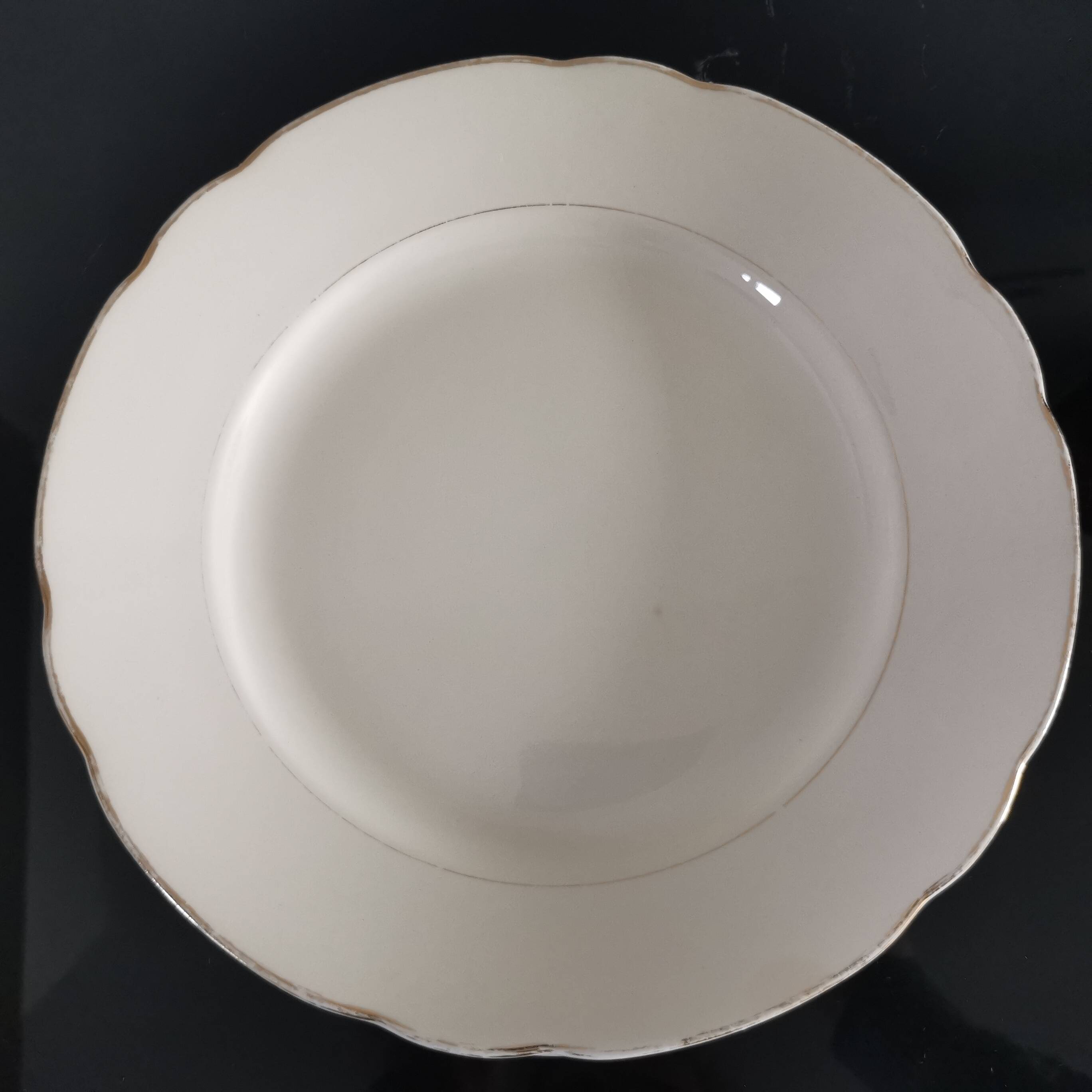 Set of 6 Villeroy and Boch flat plates in ivory color and gold edging