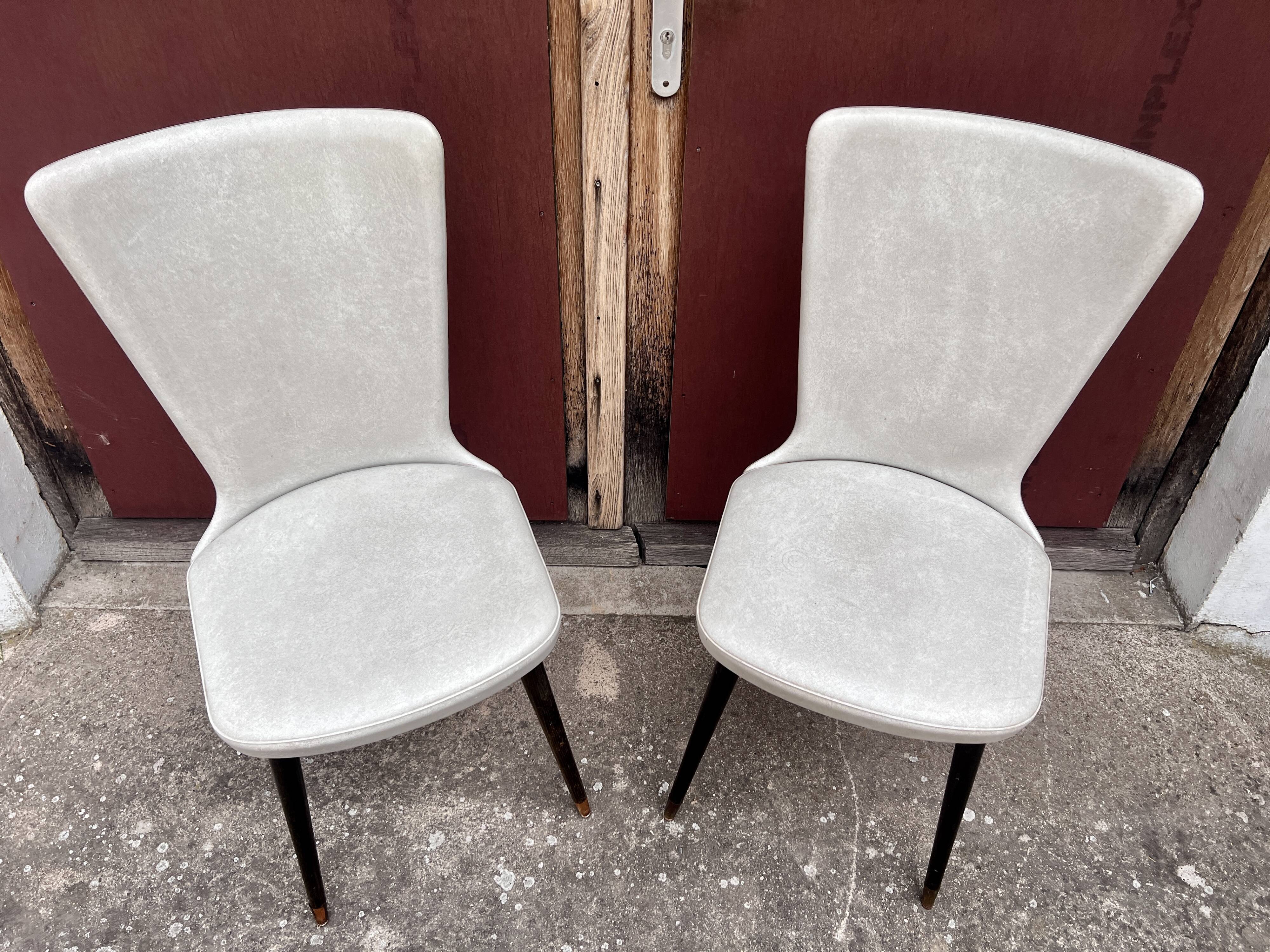 Pair of Chairs Baumann model Essor in imitation white leather, beech compass base