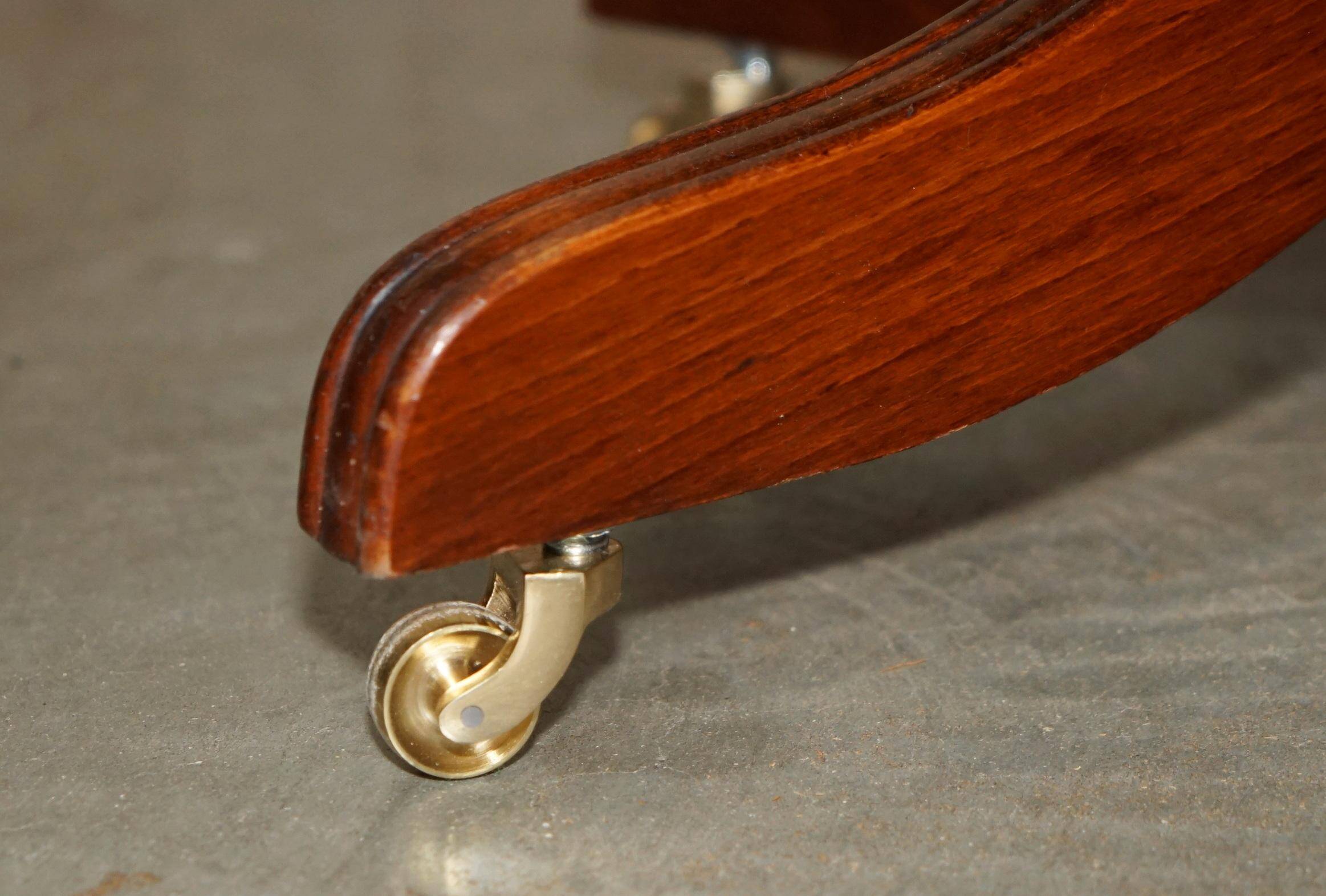 Modern captain's chair in leather, beech frame, adjustable.