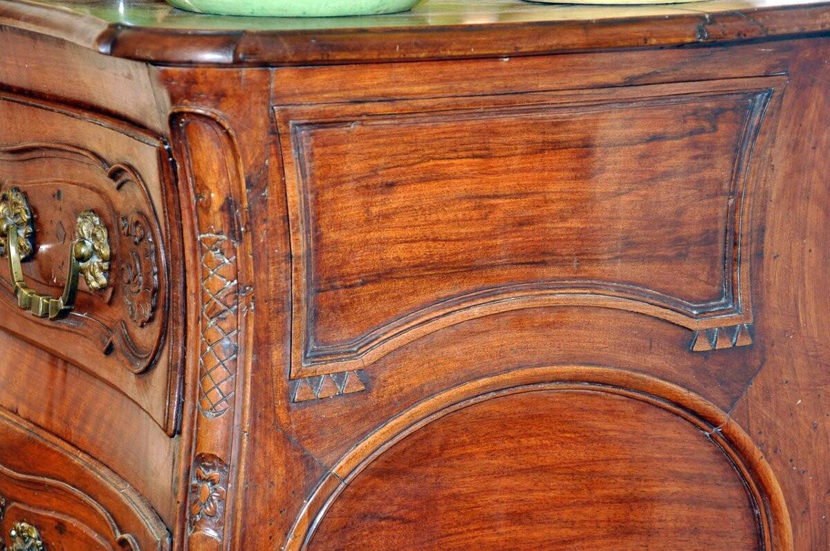 Provençal chest of drawers in solid walnut from Nîmes, Louis XV period