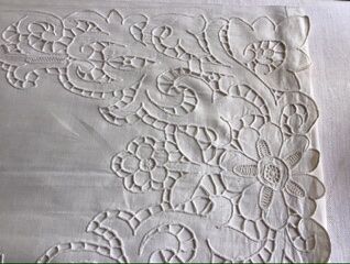 Linen adornment Richelieu OC