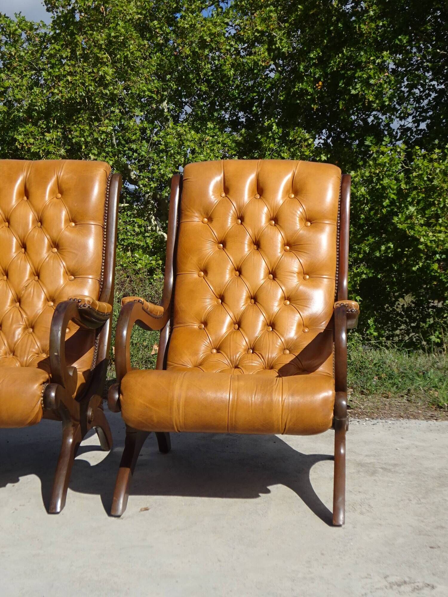 Fauteuils en bois et cuir capitonné, les 2