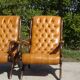 Fauteuils en bois et cuir capitonné, les 2