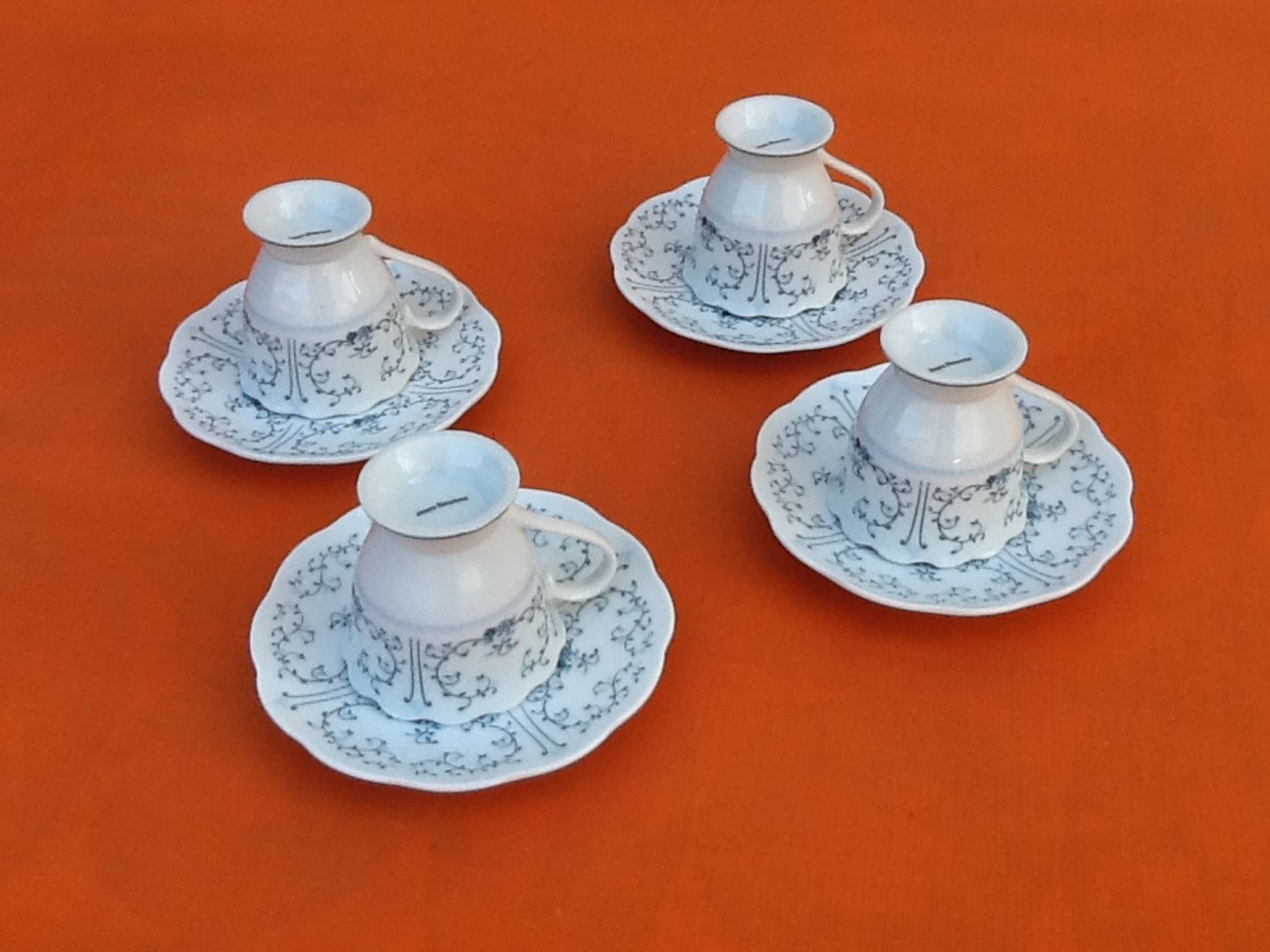 4 Cups / Saucers (shower foot) Coffee Porcelain arabesque décor / flowers