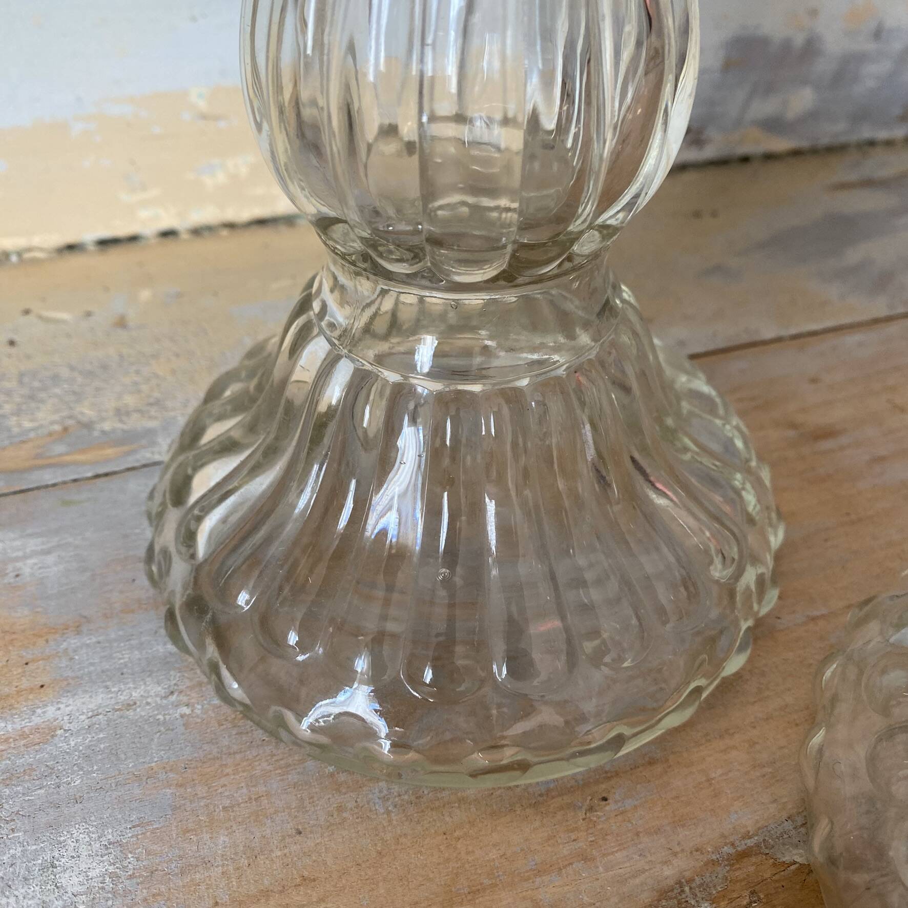 Paire de bougeoirs en verre flacons roger gallet