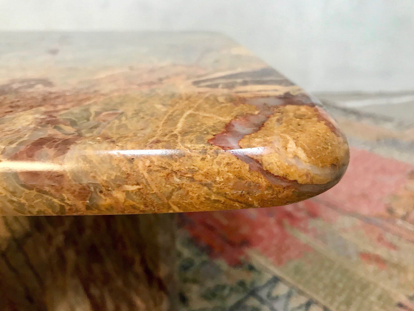 Table d'appoint ou table basse en marbre multicolore, Italie, années 1970