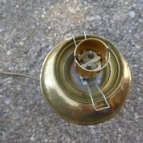 Lampe à poser avec globe en verre ciselé.