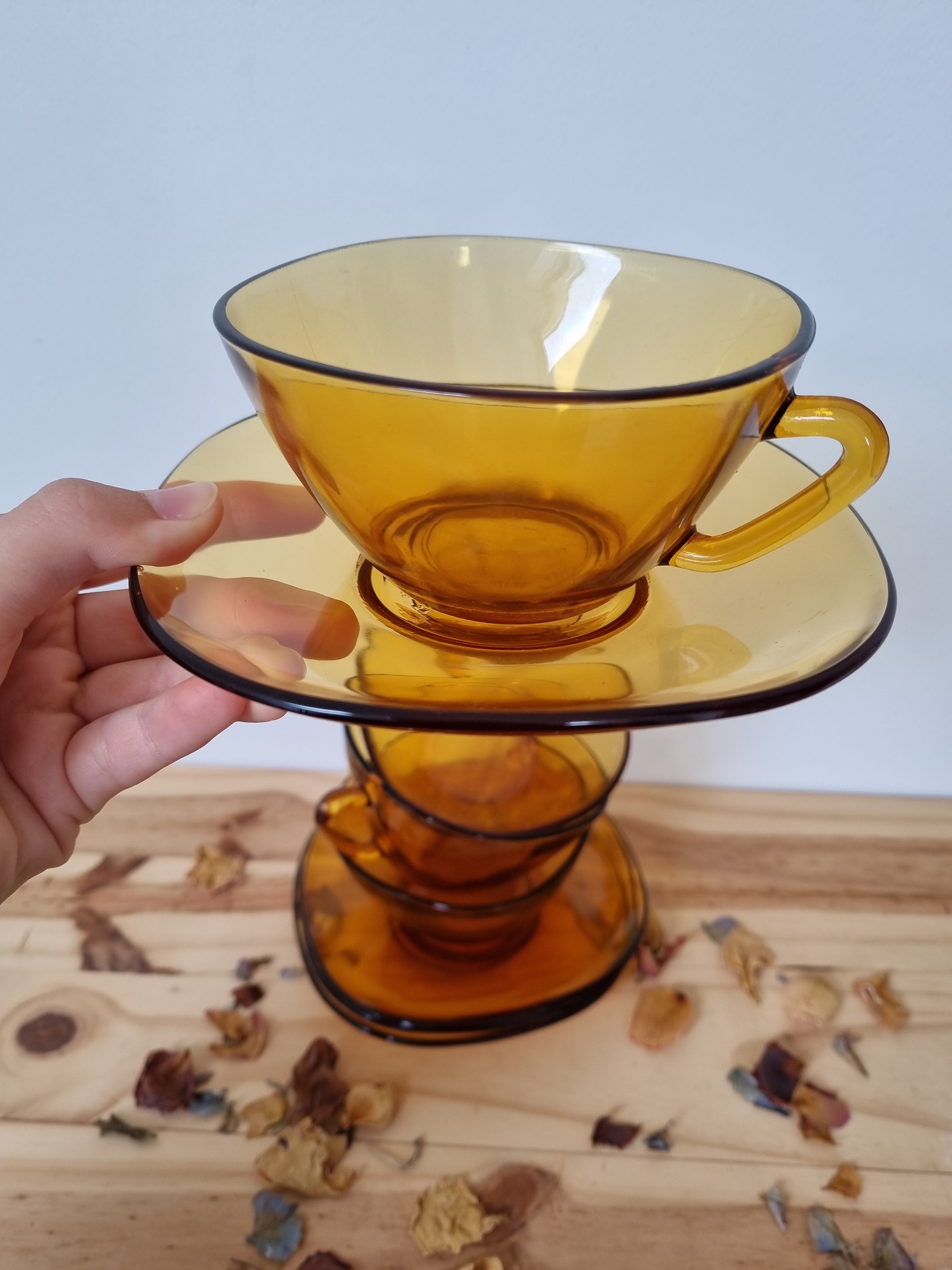Quatre tasses café Vereco ambré vintage soucoupes