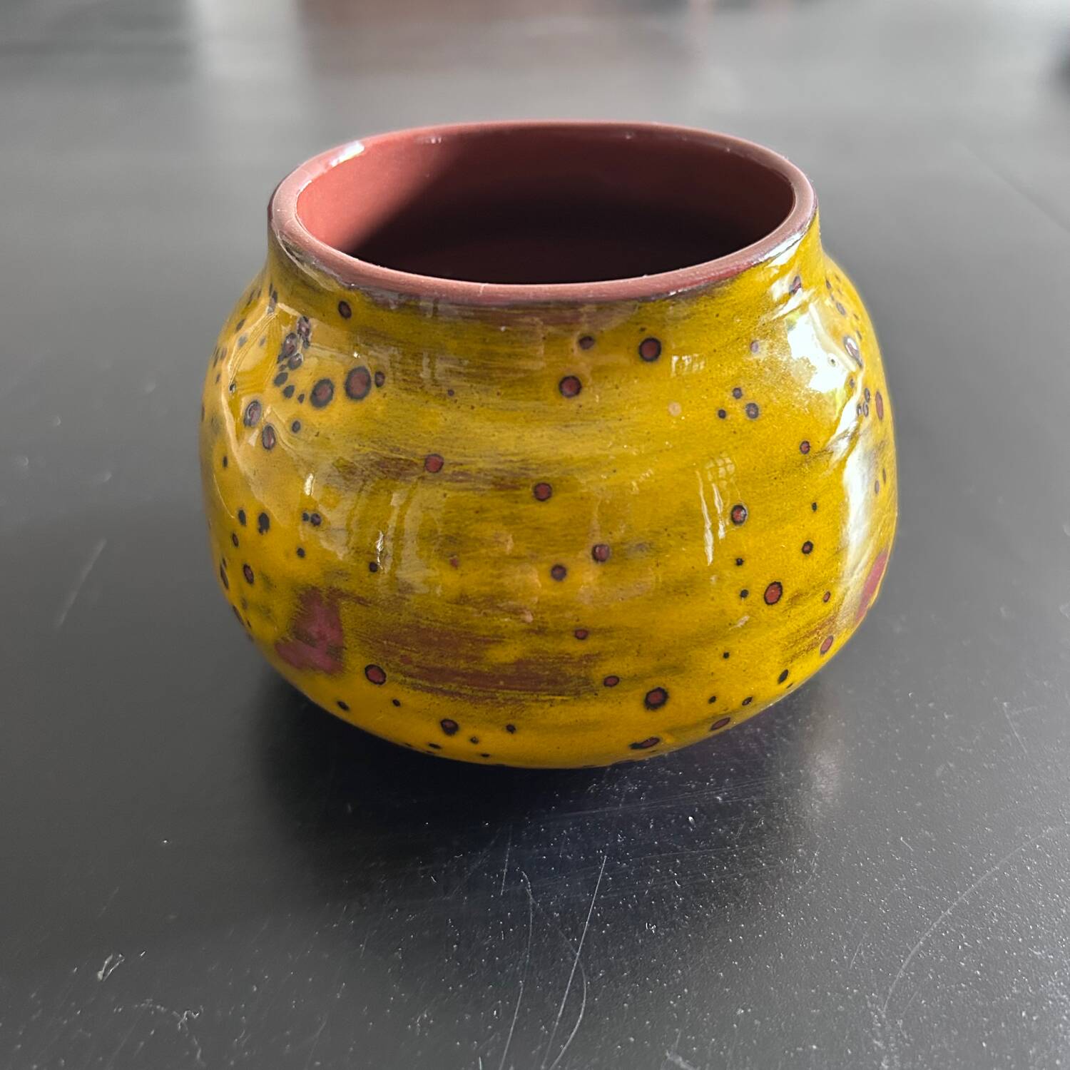 Vase en terre cuite jaune