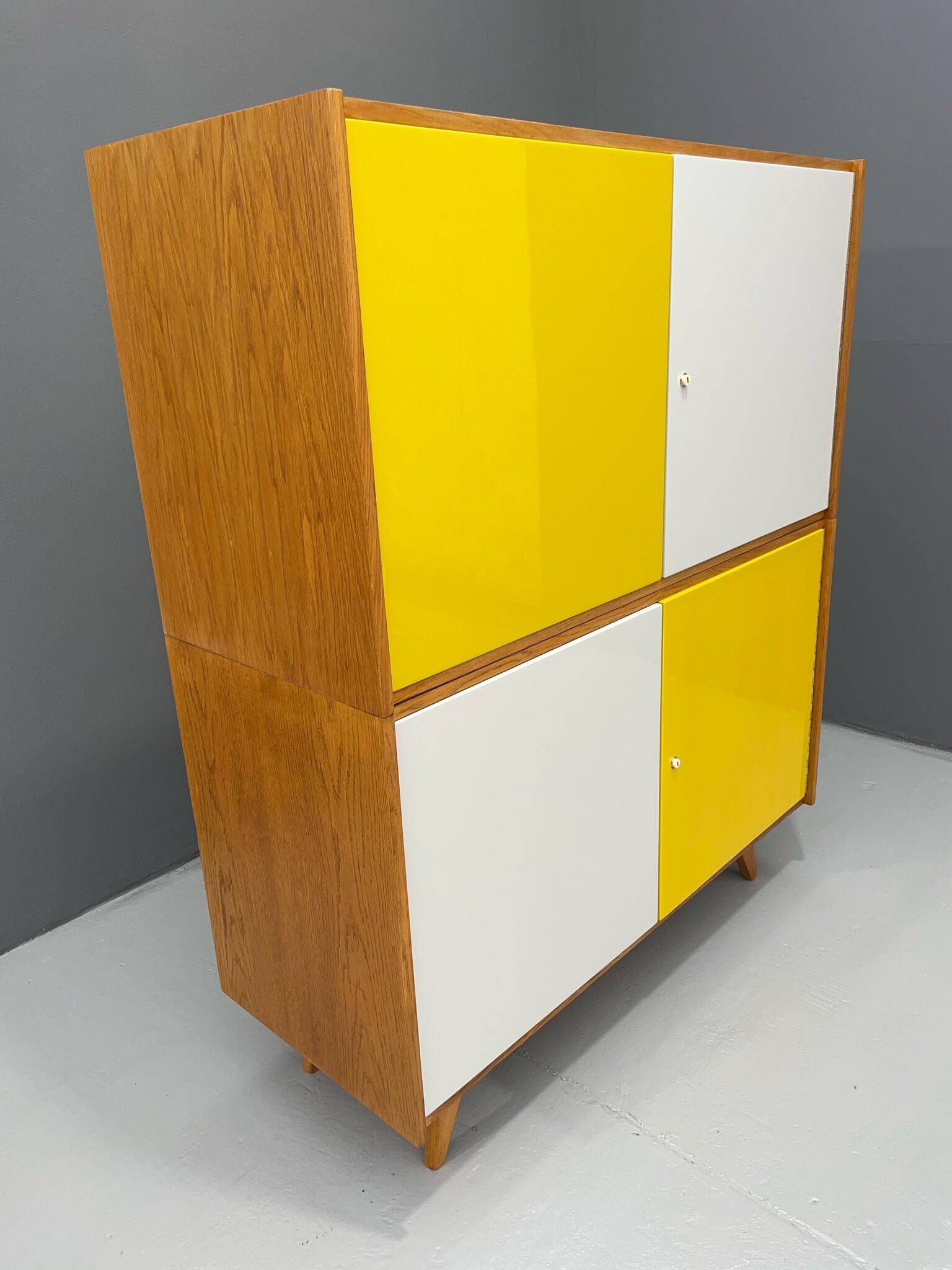 Armoire U-450 en placage de chêne, variante jaune et blanc, Jiří Jiroutek pour Inte