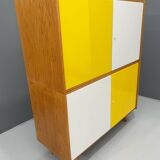 Armoire U-450 en placage de chêne, variante jaune et blanc, Jiří Jiroutek pour Inte