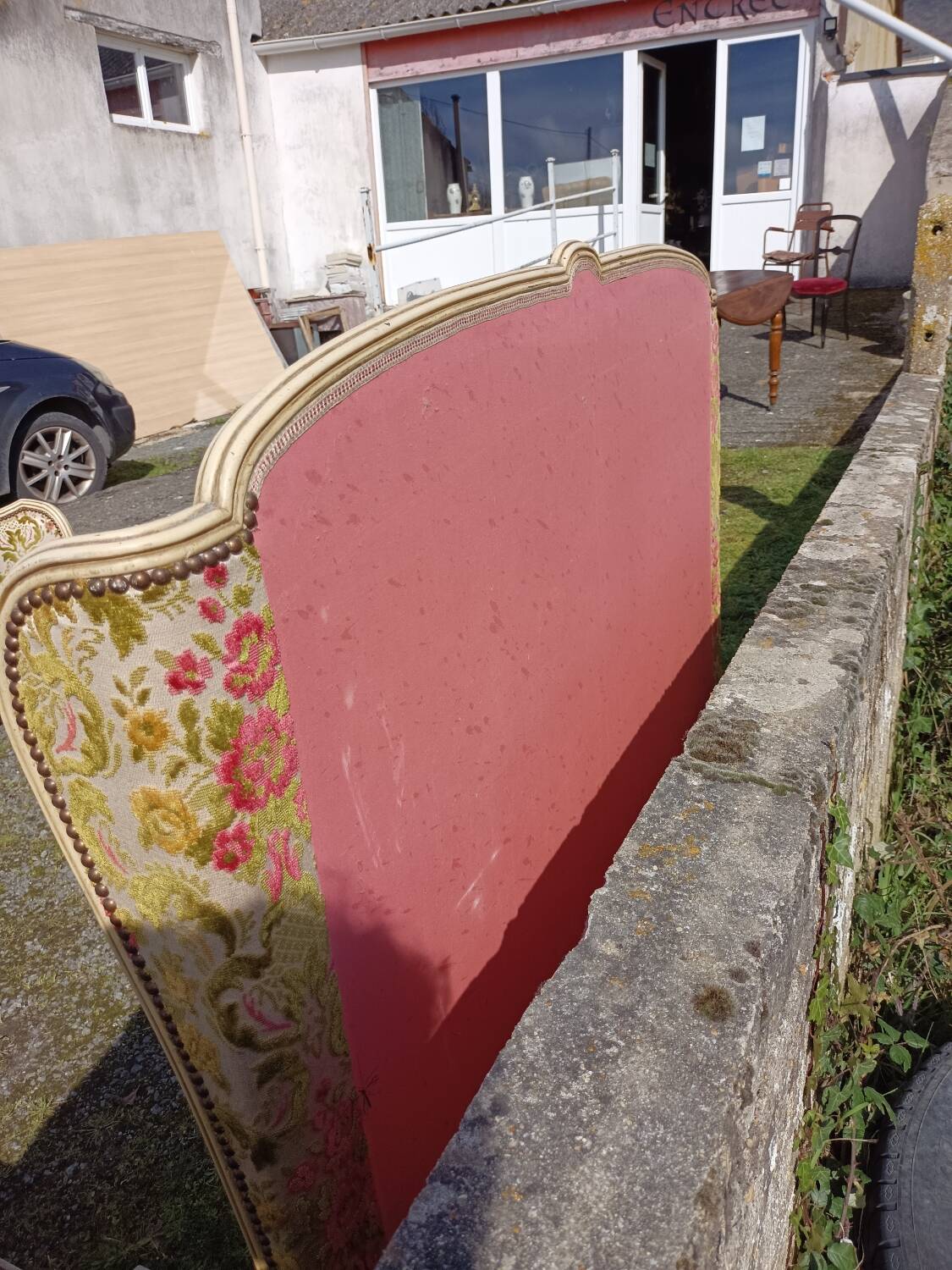 L VI upholstered bed