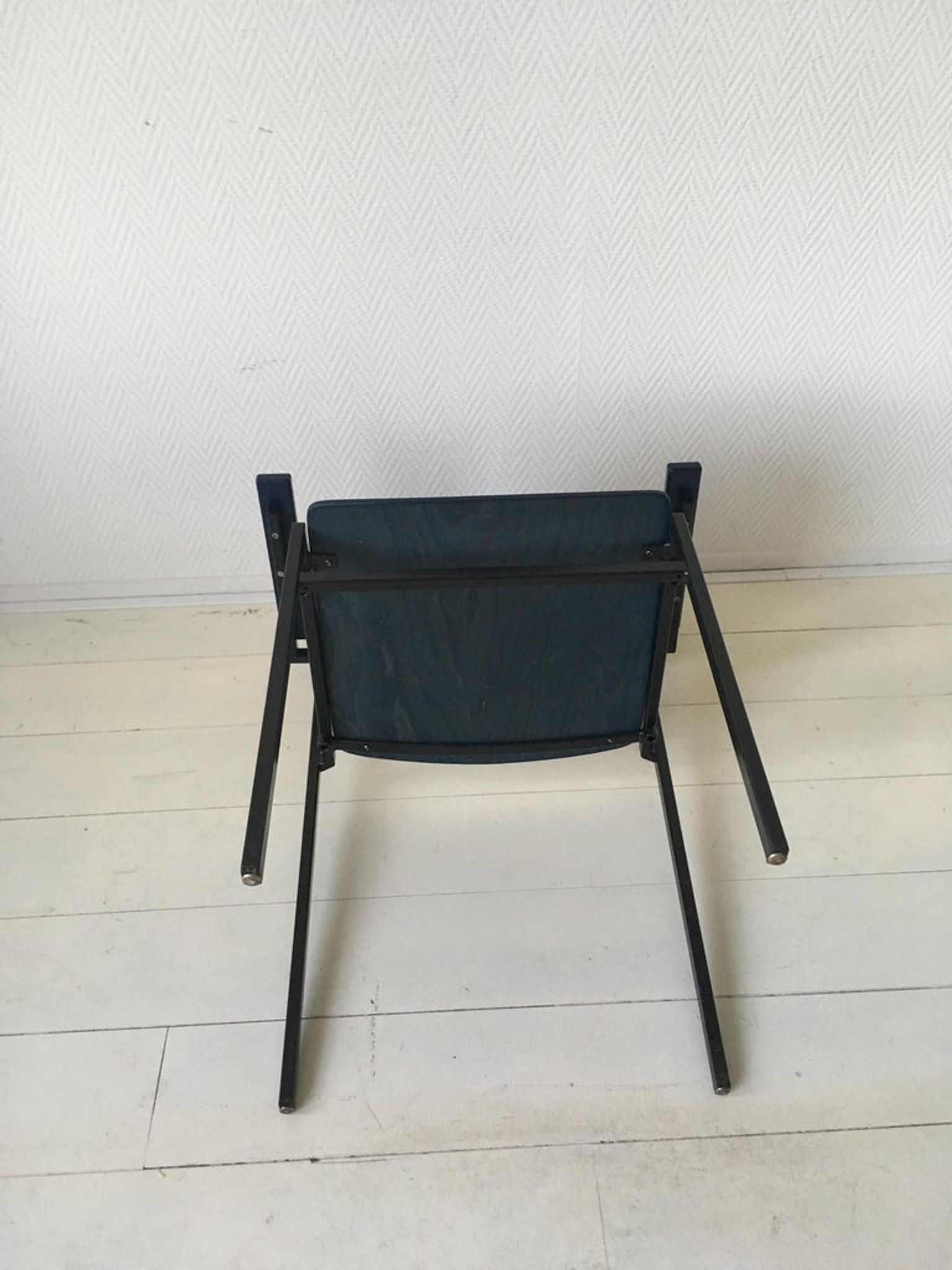 4 fauteuils empilables minimalistes en métal bleu et contreplaqué par Gijs van der Sluis