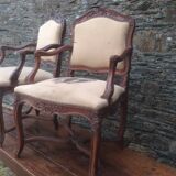 Paire de fauteuils de style Louis XV en noyer