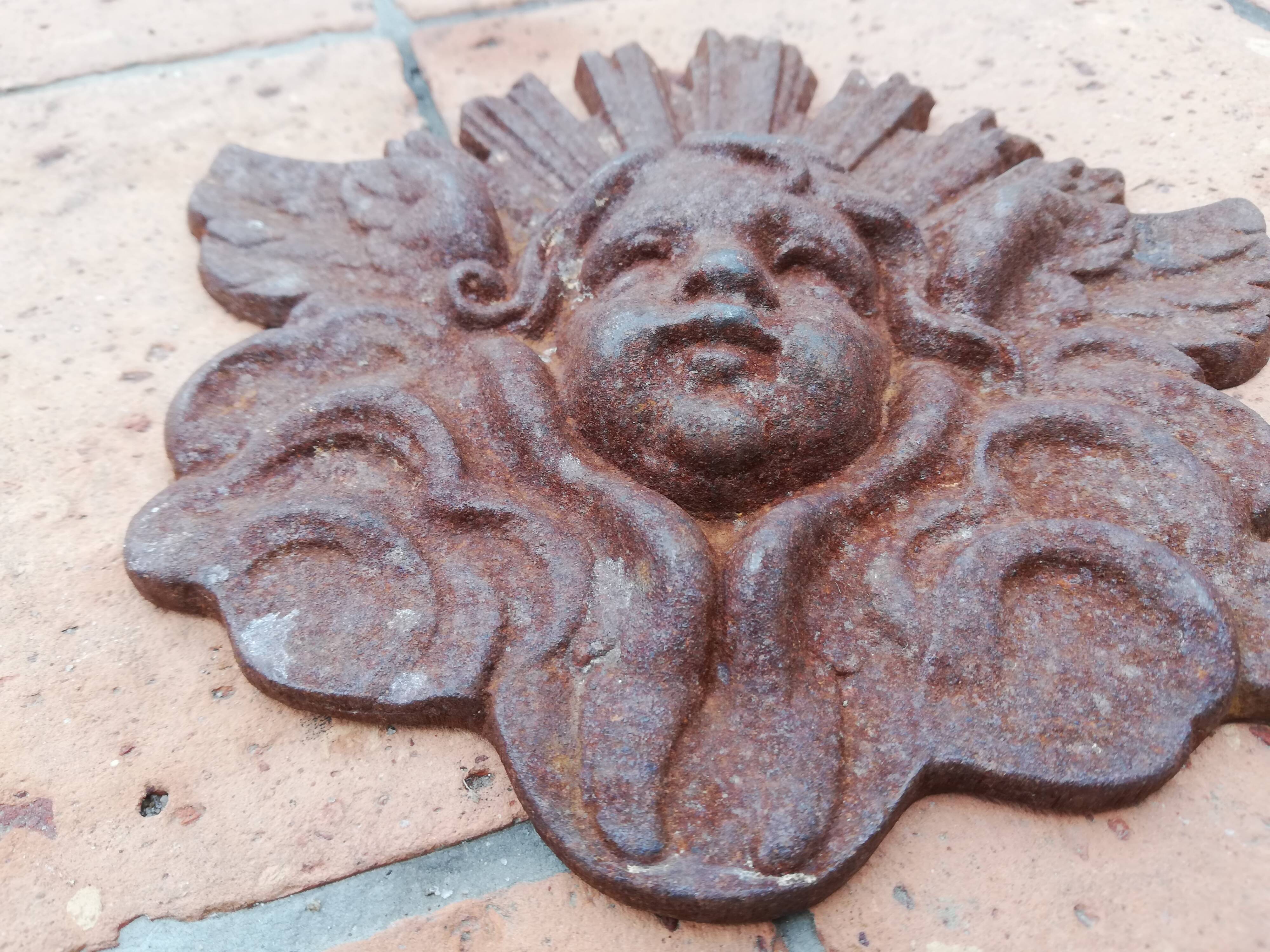 2 cast iron decorations