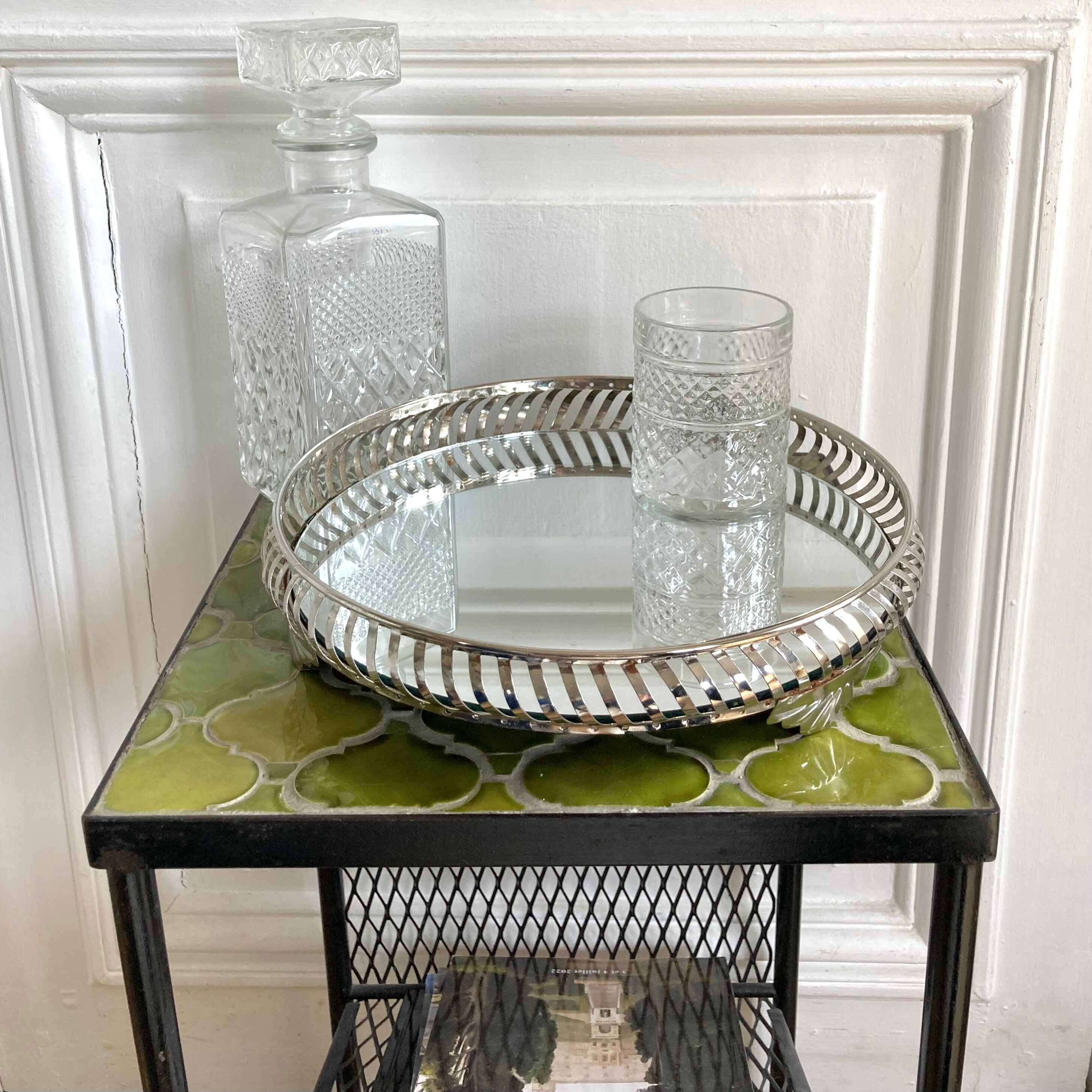 Openwork metal round mirror top