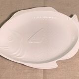 Plat de service en forme de poisson en céramique émaillée blanche
