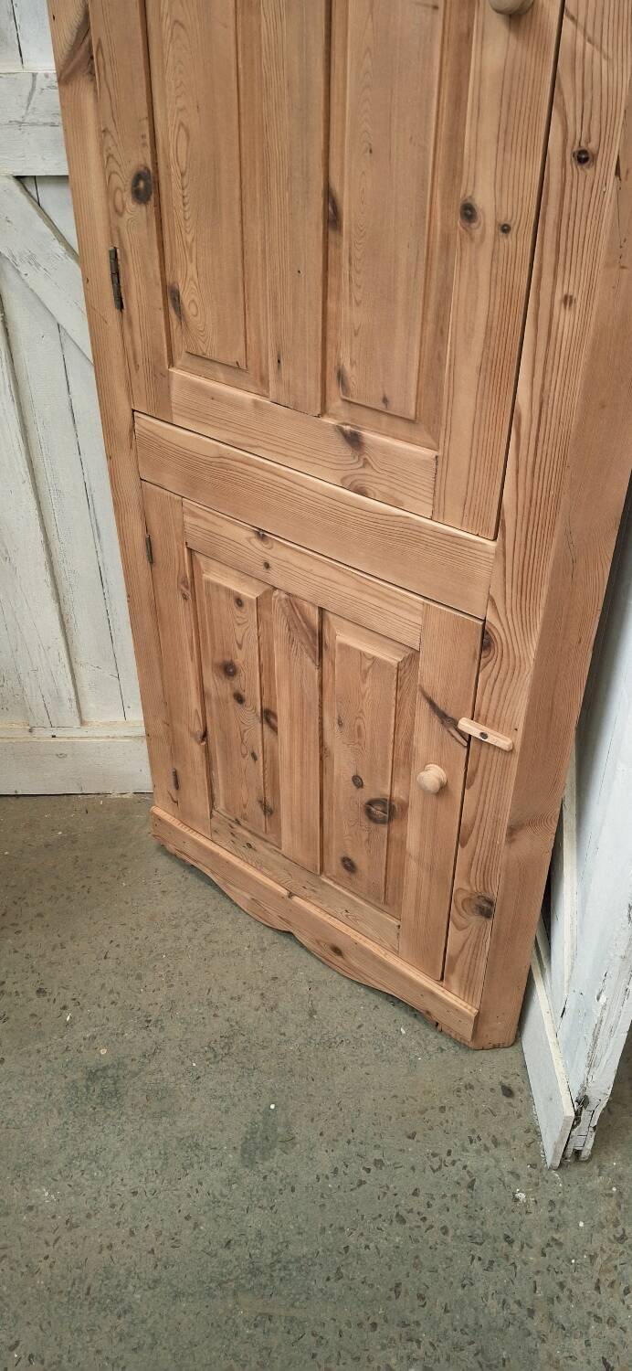 Armoire d'angle ancienne