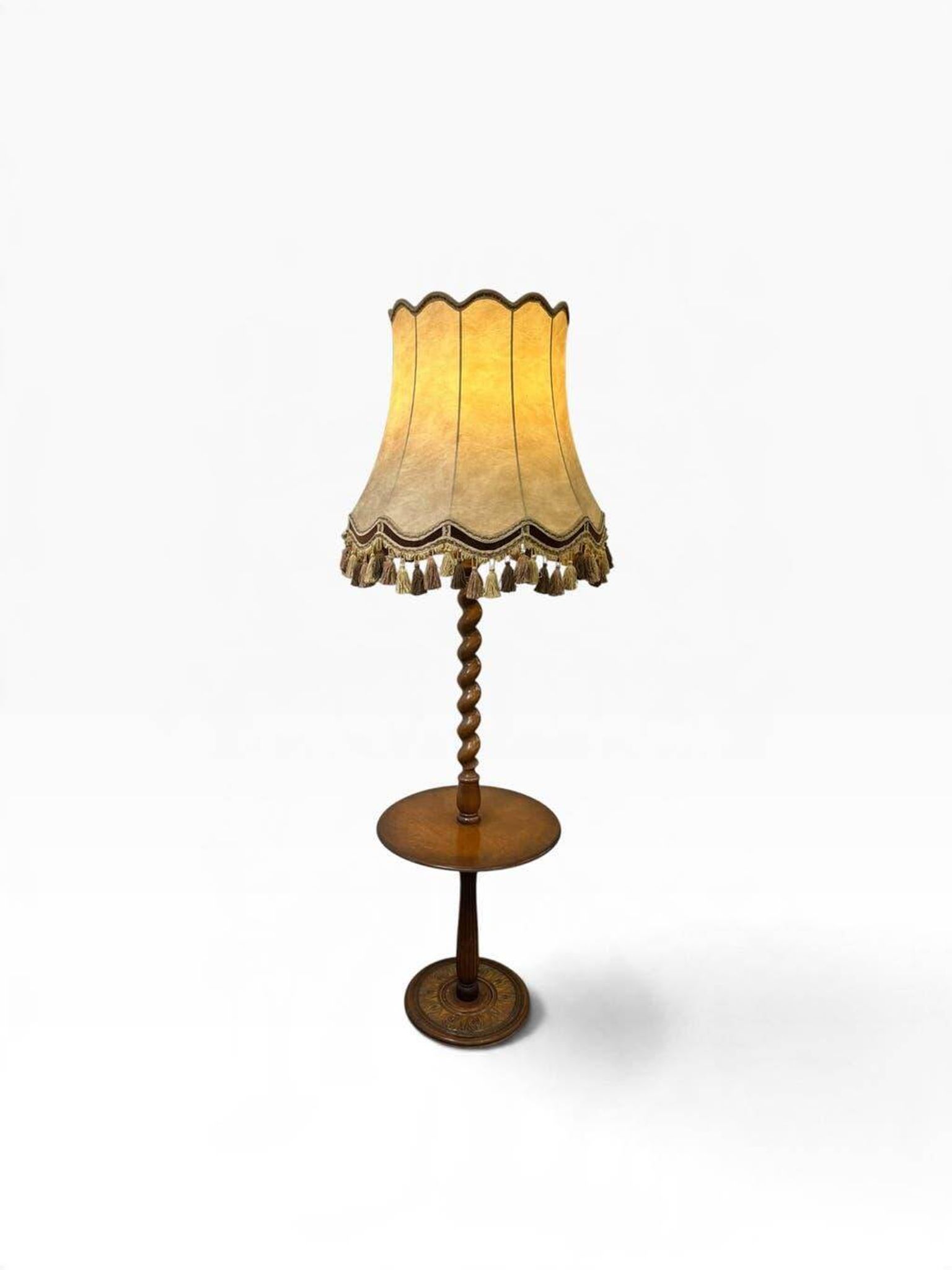 Lampadaire vintage en bois avec abat-jour à franges