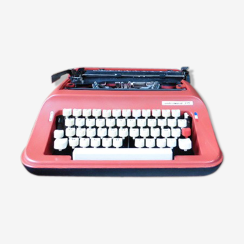 Underwood 319 red typewriter with its suitcase lid