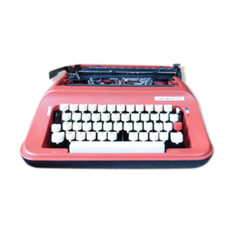 Underwood 319 red typewriter with its suitcase lid