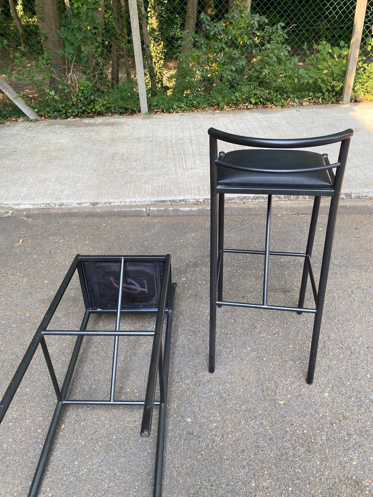 2 Italian Calligaris bar stools 1990 steel and black leather 80cm