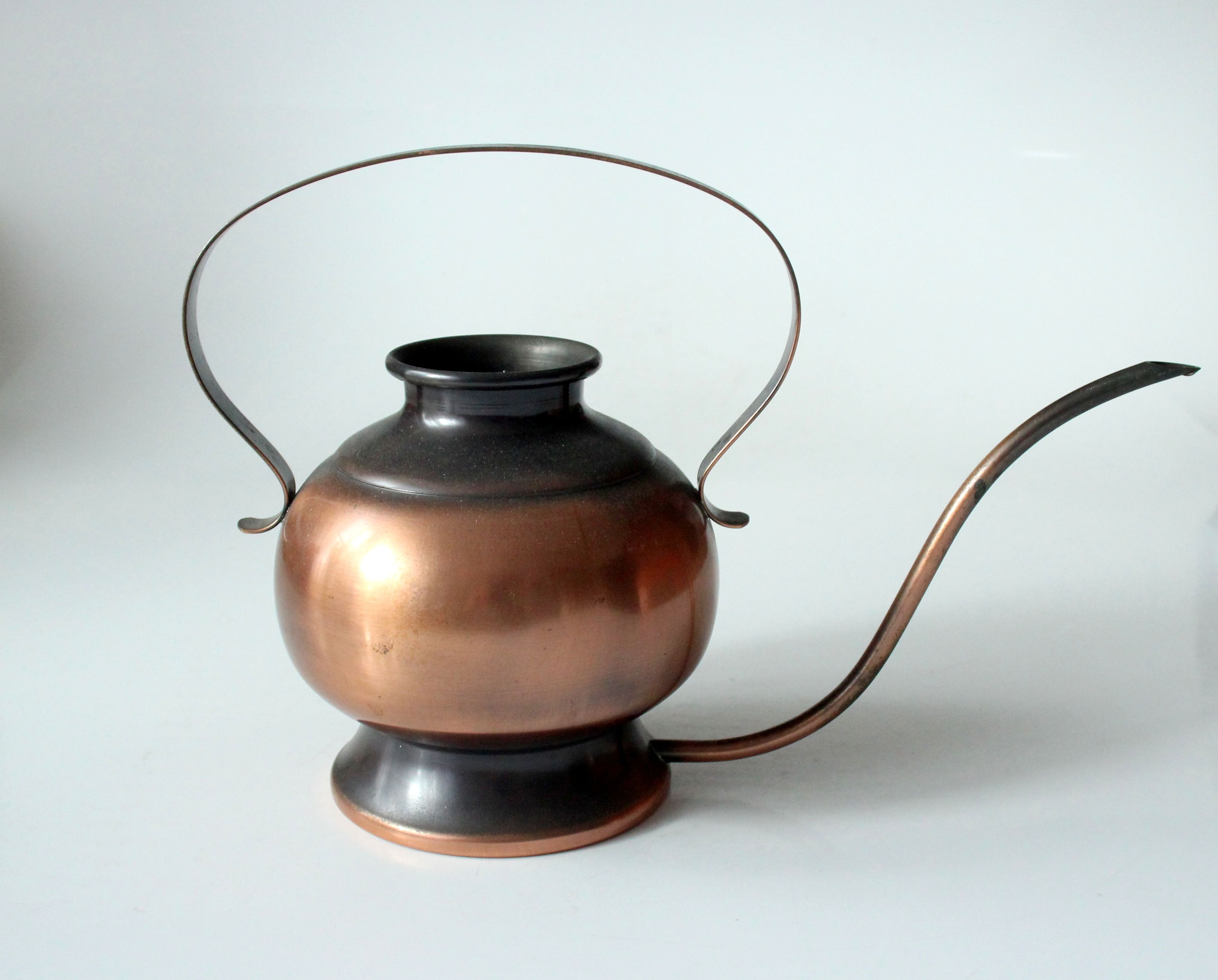 Copper and brass watering can, vintage from the 1960s, the can does NOT loose water