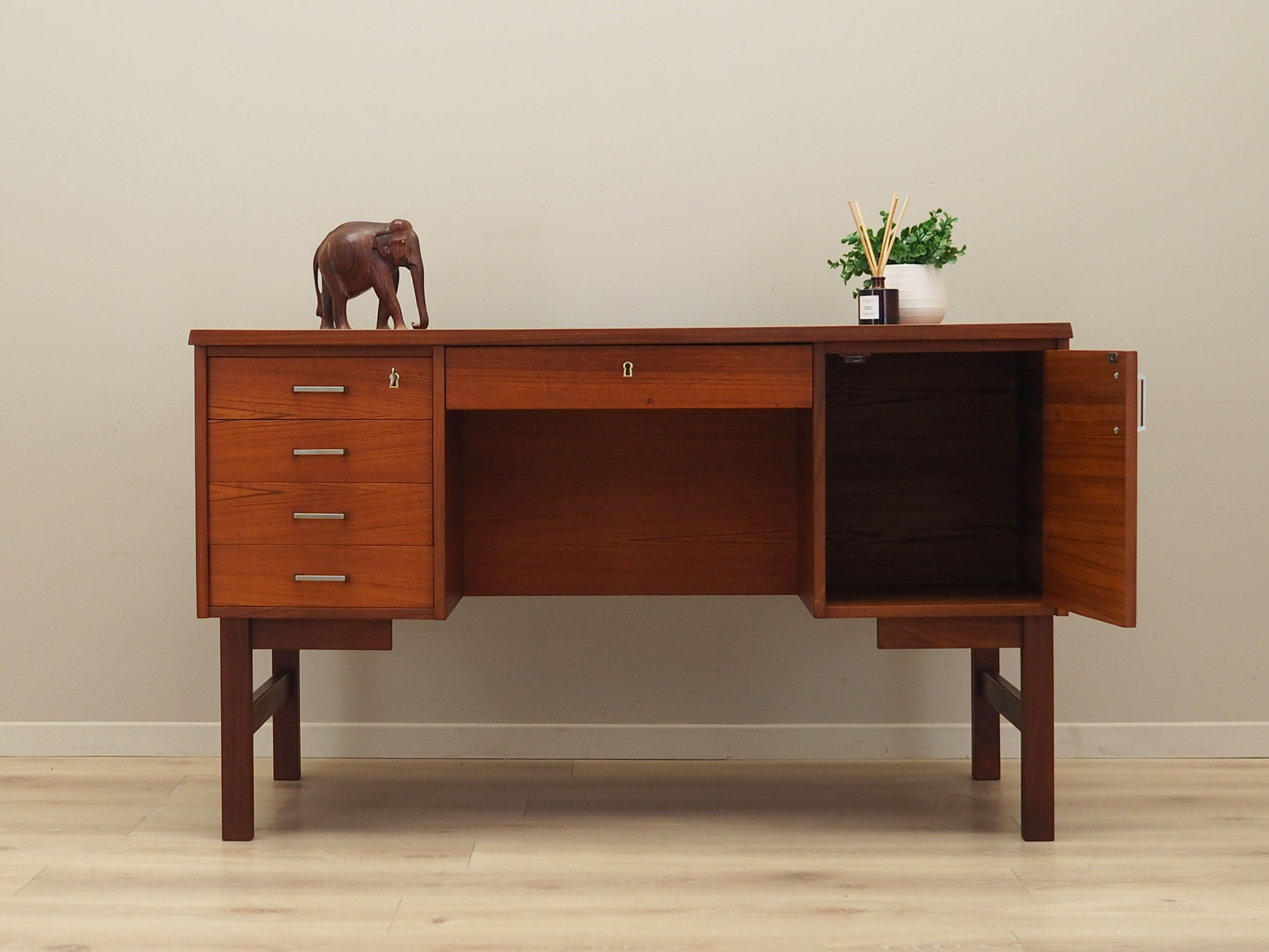 Teak desk, Danish design, 1970s, production: Denmark