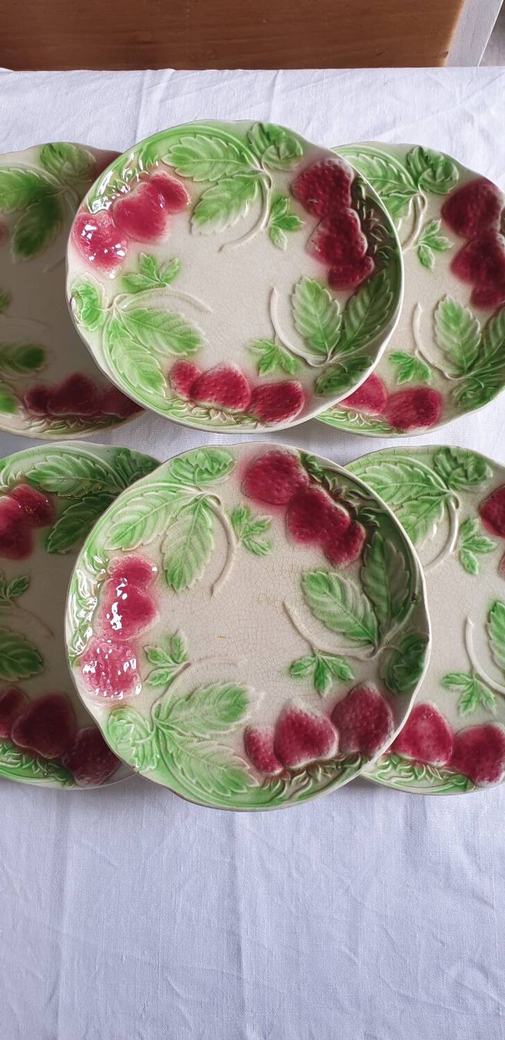 Six assiettes en barbotine décor fraises