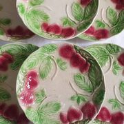 Six assiettes en barbotine décor fraises