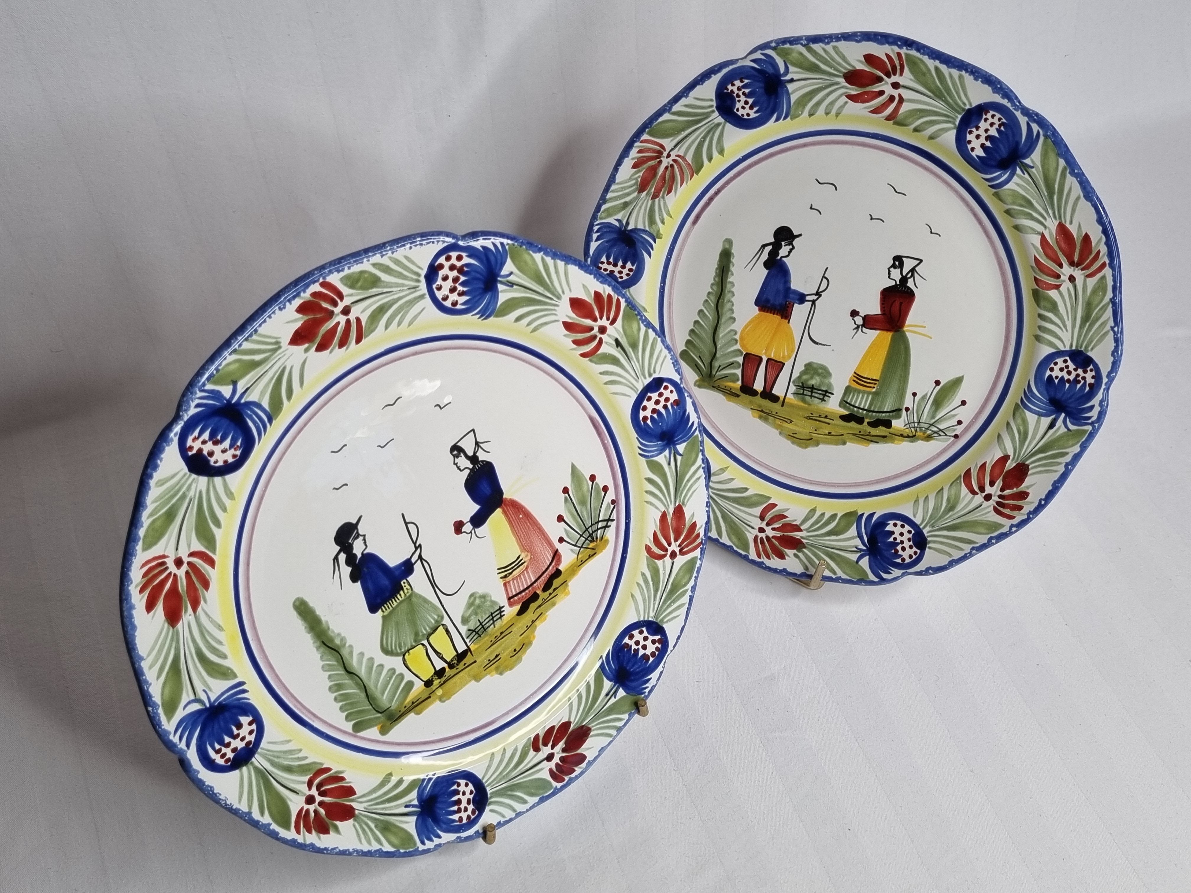 Pair of flat plates HB Quimper, with traditional decoration, 24 cm