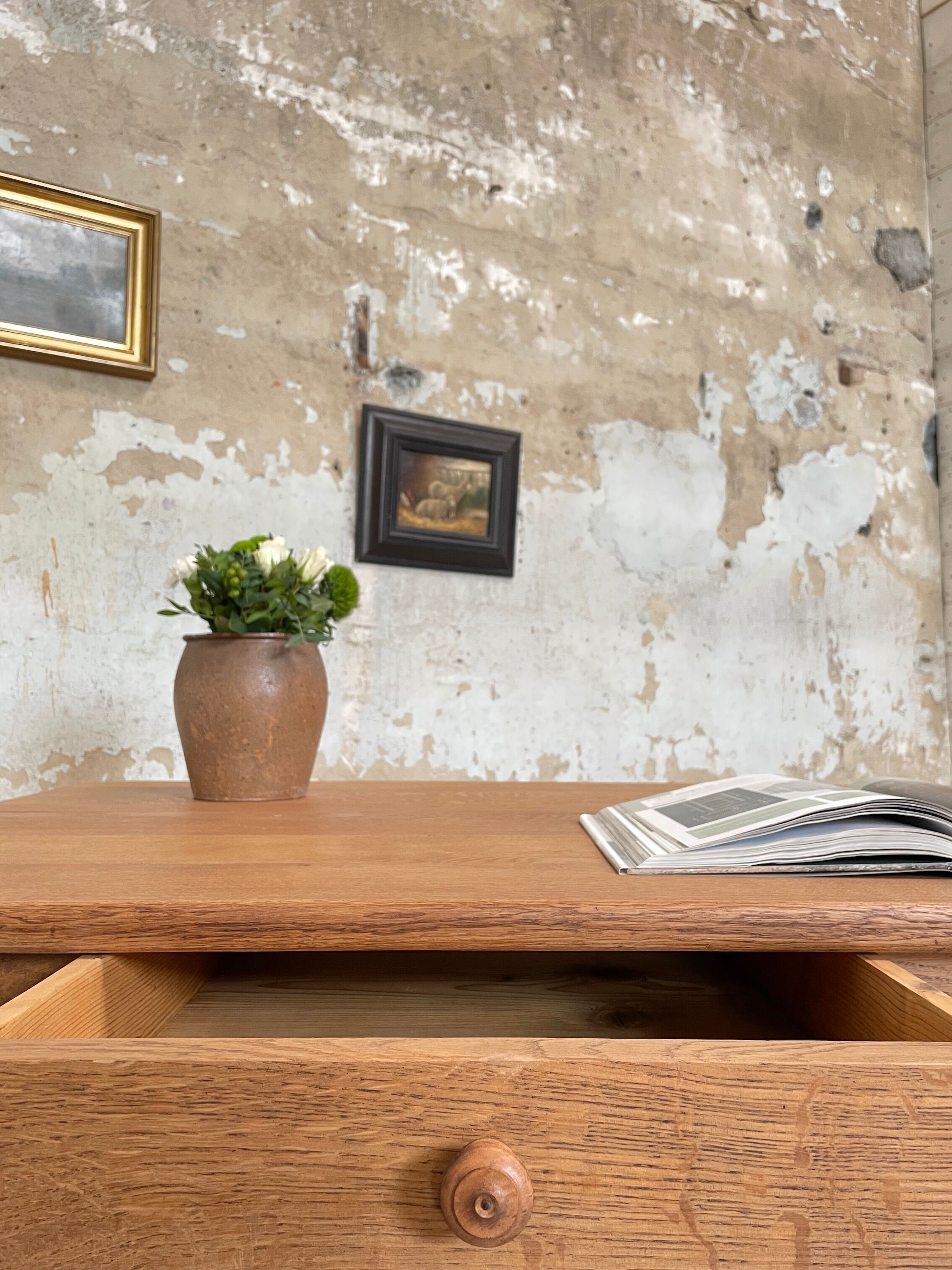 Table with turned legs in solid wood