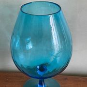 Vase bleu sur pied