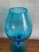 Vase bleu sur pied